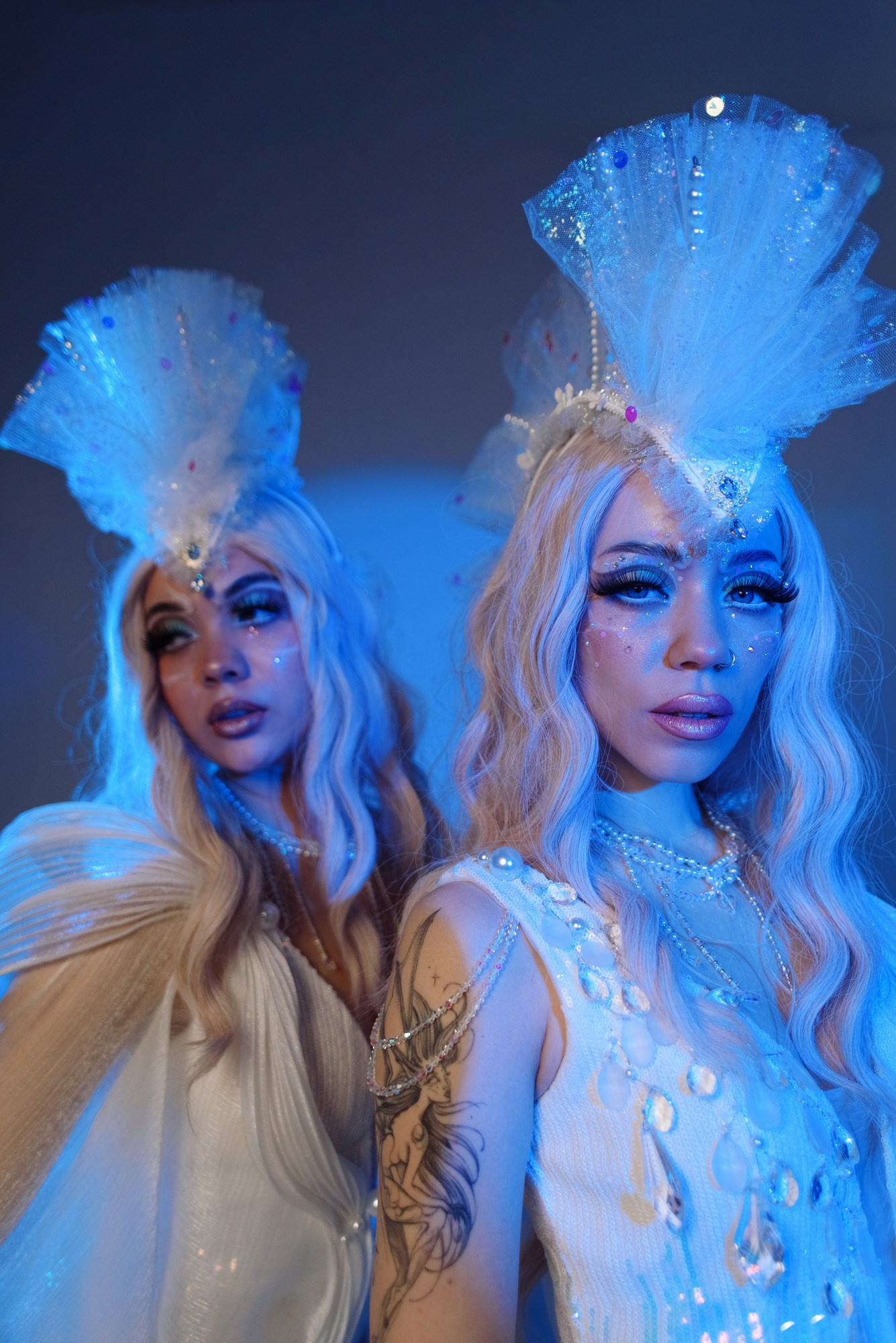 Арт-фотосессия с синим светом на циклораме. Портретный фотограф Тюмень Дарья Мустафина