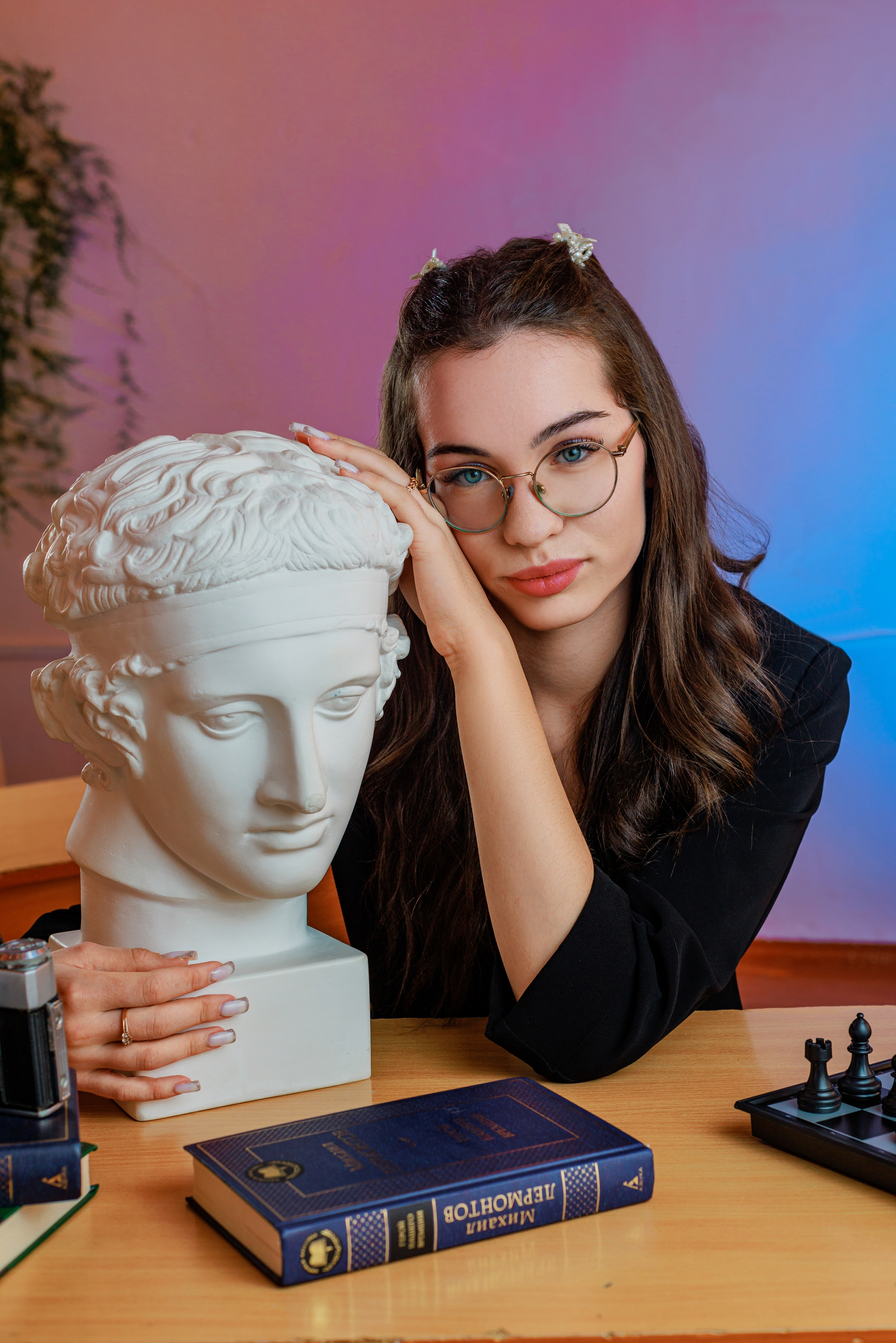 Портрет дошкольника для альбома: ребёнок сидит на деревянном стуле, фон — текстильная драпировка, пастельные тона. Выпускные альбомы Черкесск, Вырускные альбомы карачаевск, выпускные альбомы Георгиевск Выпускные альбомы Пятигорск, Выпускные альбомы Ставрополь, выпускные альбомы железноводск, Выпускные альбомы Кисловодск, Школьный фотограф Ставрополь, Школьный фотограф Черкесск, школьный фотограф Пятигорск, школьный фотограф Кисловодск