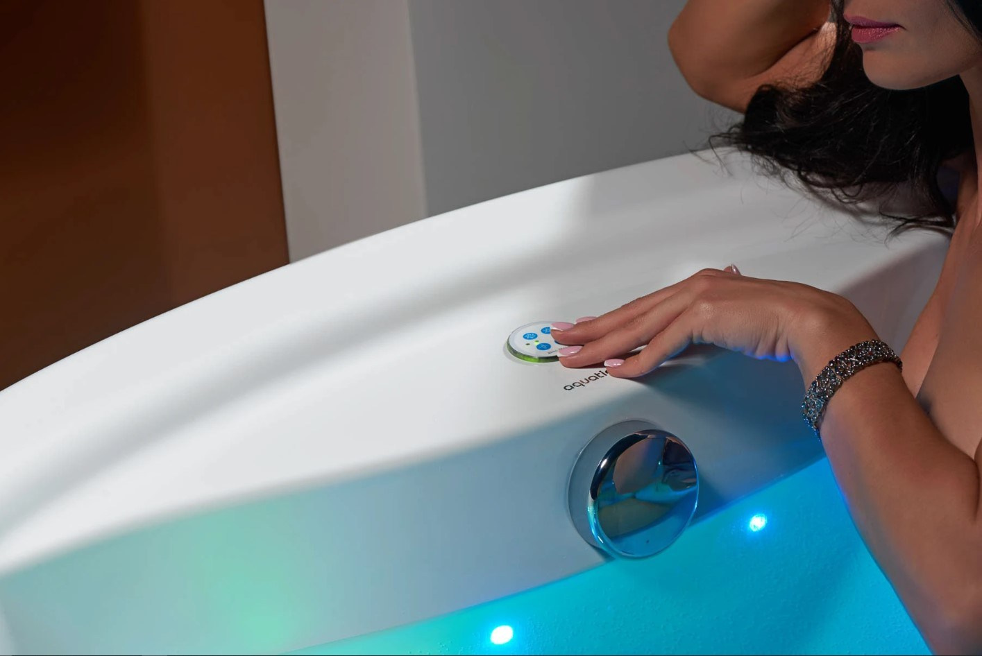 крупный план управления LED-подсветкой в акриловой ванне
