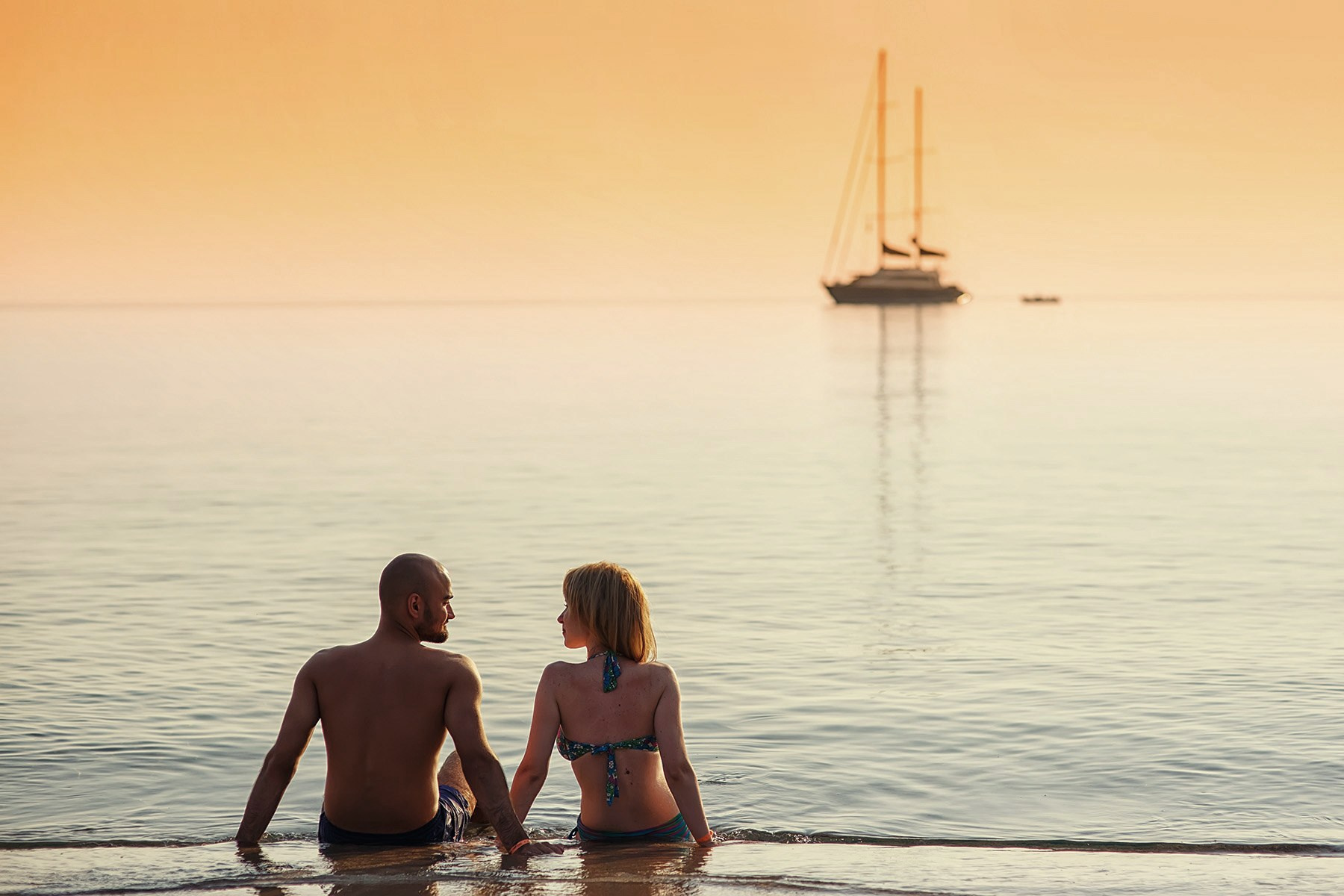 фотосессия лавстори на Пхукете фотограф в тайланде на пляже закат красивое место идея образ девушка в купальнике примеры фото позы для фотосессии Патонг пляж Карон Найхарн Ката Майкао пальма экскурсия Заказать фотосессию цена стоимость lovestory