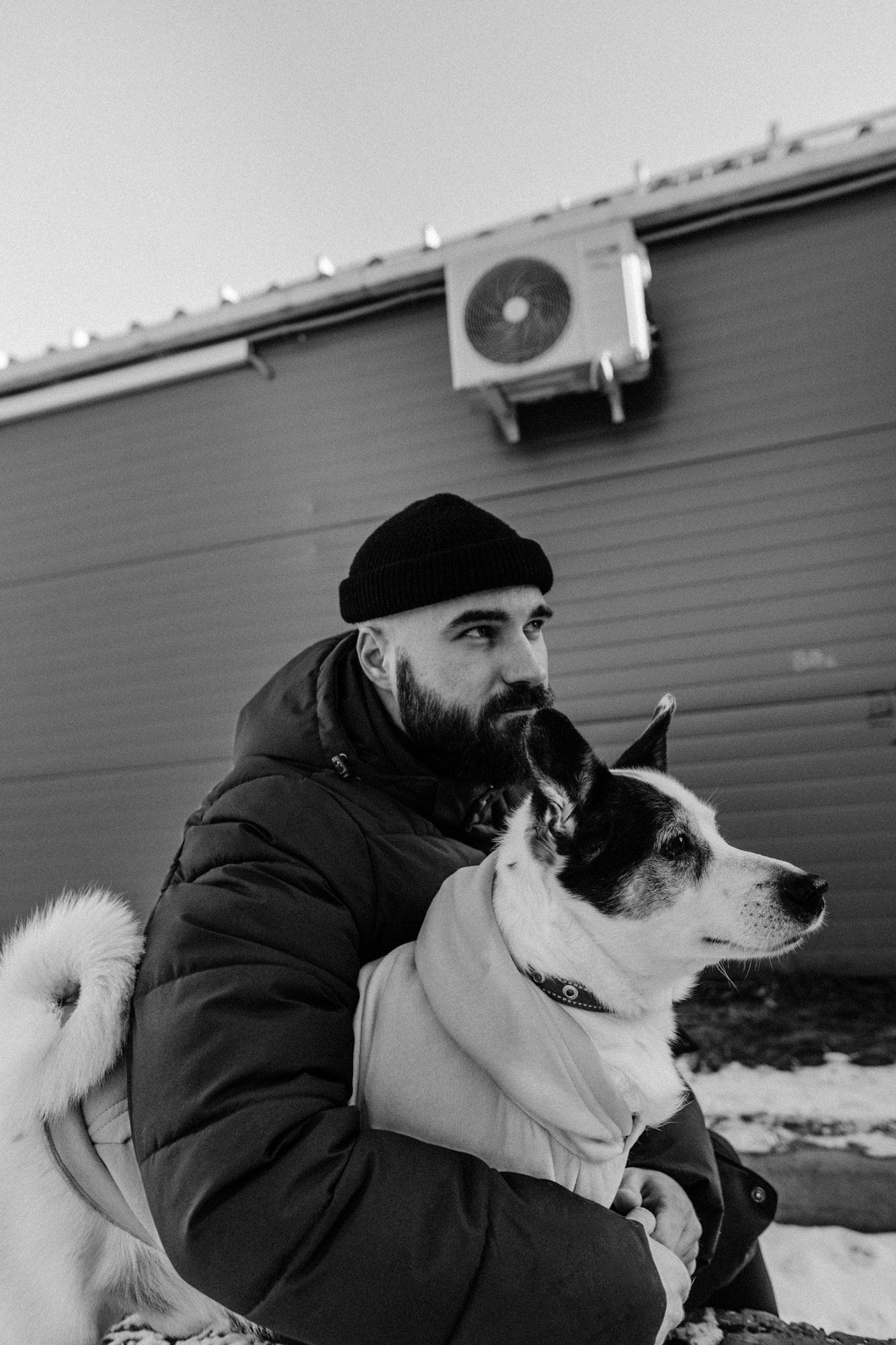 Мужская фотосессия с собакой в Тюмени — Саша и Тони. Фотограф Дарья Мустафина, Тюмень
