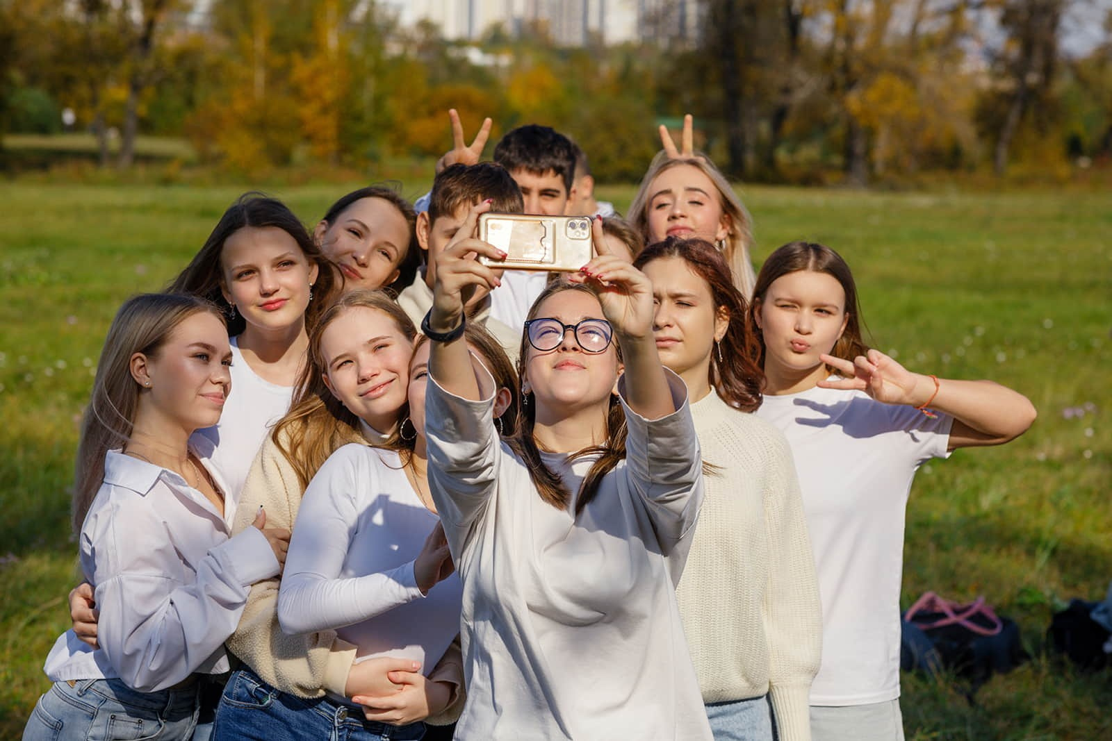 Фотосессия для выпускного альбома 9 класса в студии с цветными фильтрами. СИГМА | Студия выпускных альбомов Красноярск