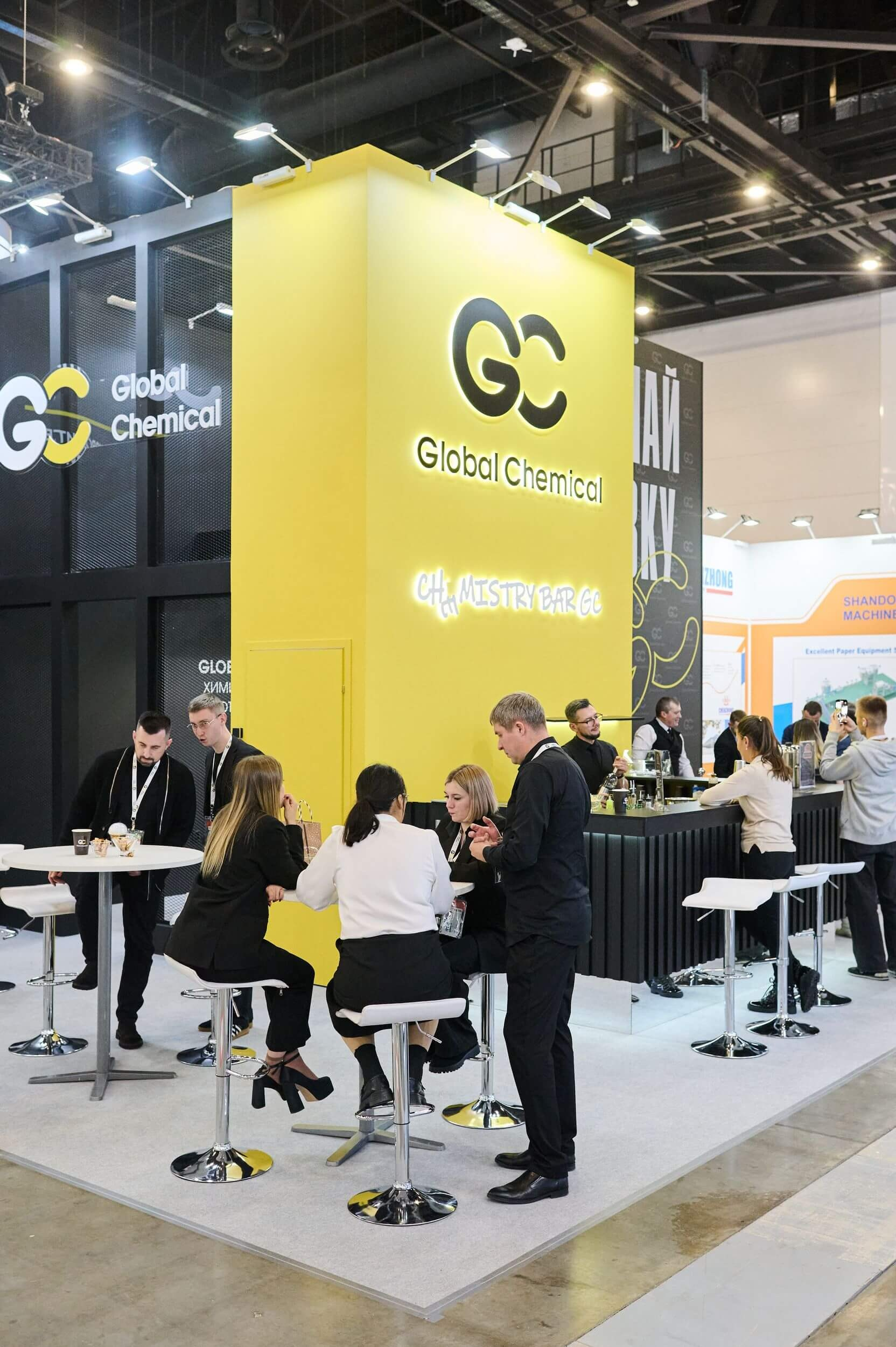 Стенд компании Global Chemical с продукцией и информацией.