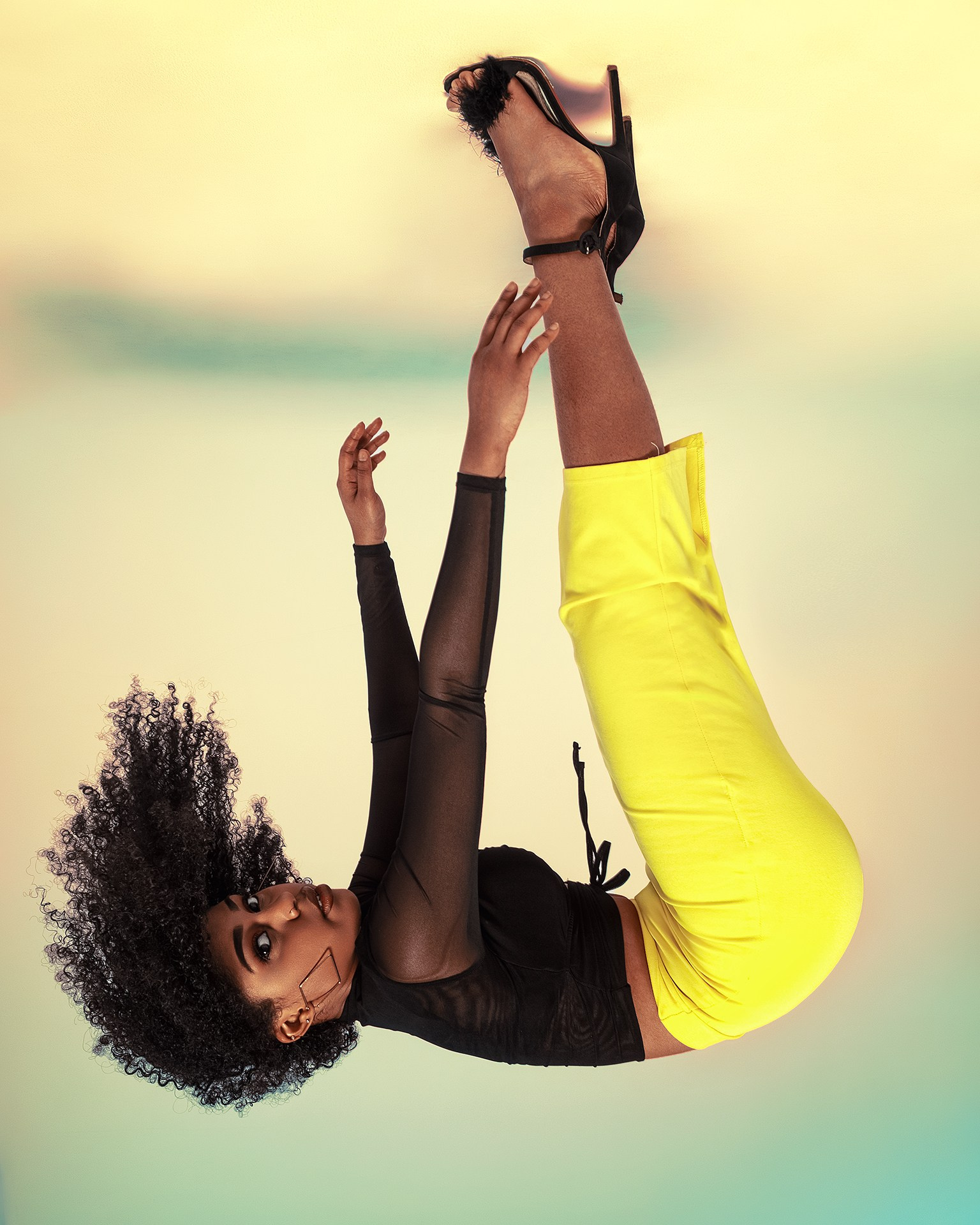 Афроамериканская модель позирует на циклораме в стильном образе