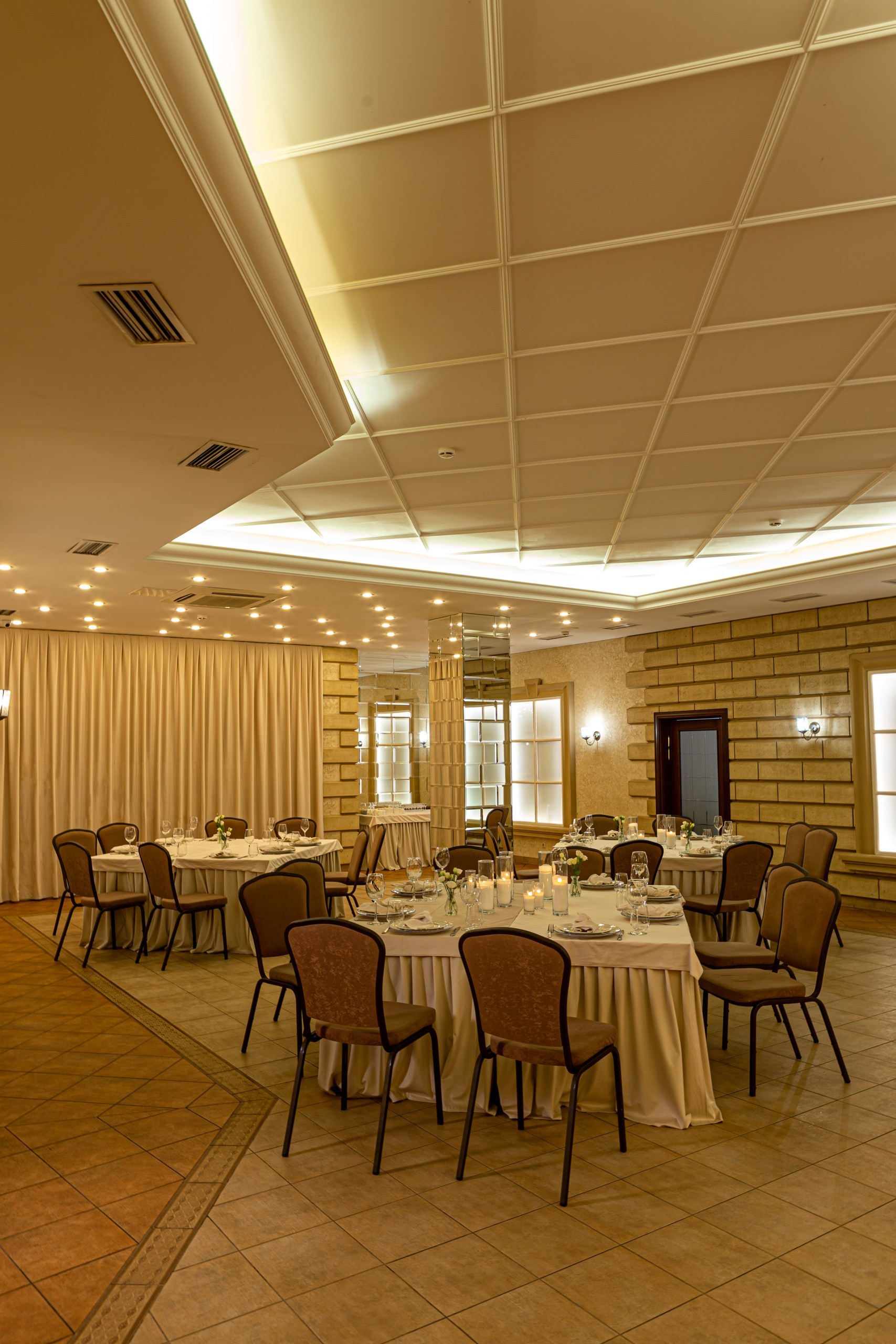 Банкетный зал ресторана Дача. Фотограф в Оренбурге. Профессиональный фотограф