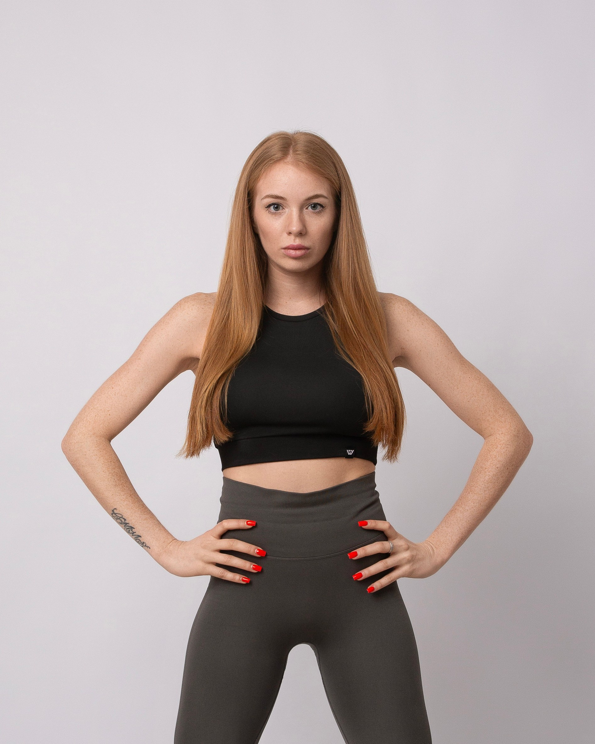 Спортивнный стиль в черном топе в фотостудии fotomaris