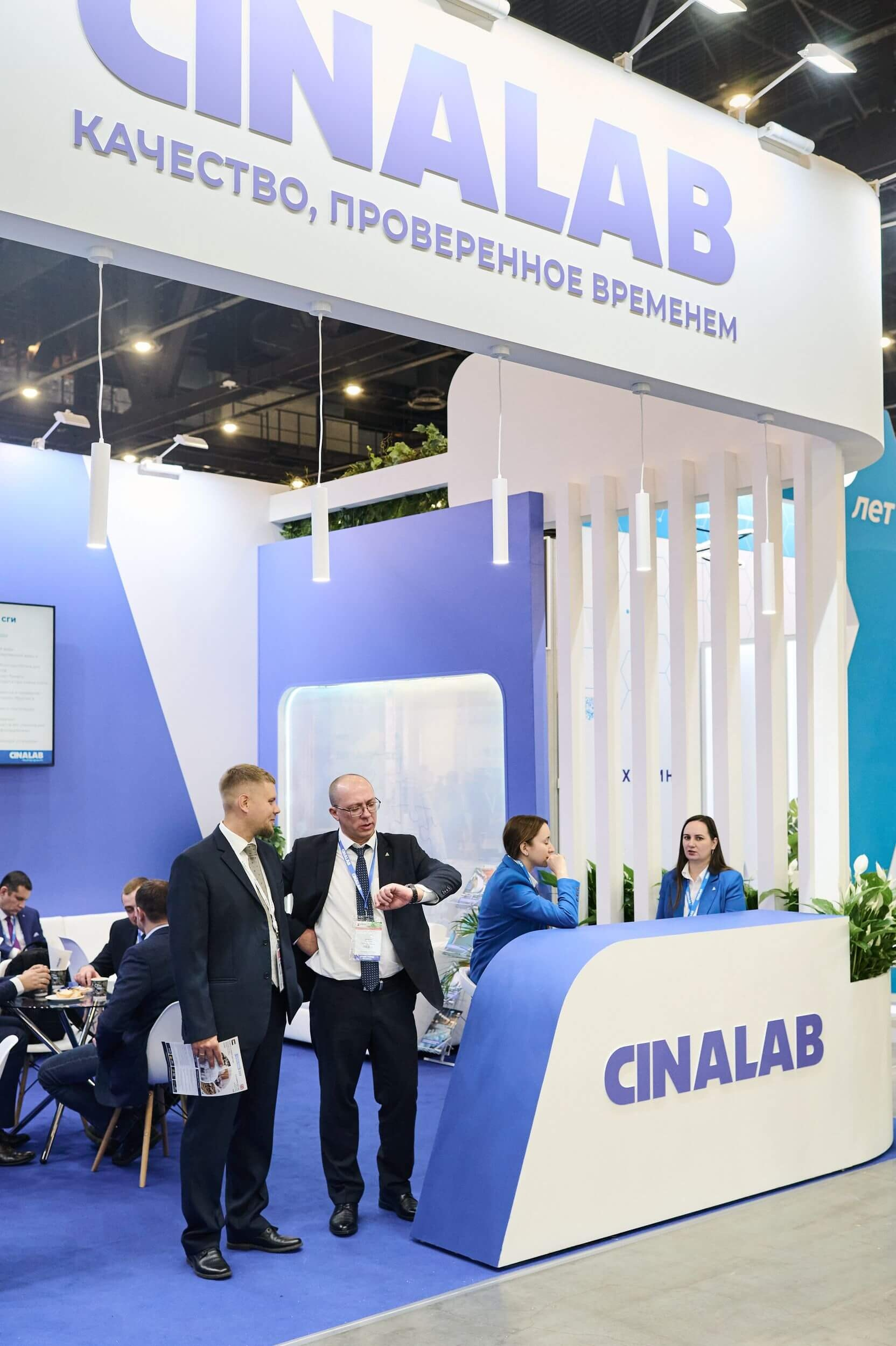 Стенд компании Cinalab на английском языке с презентацией услуг.