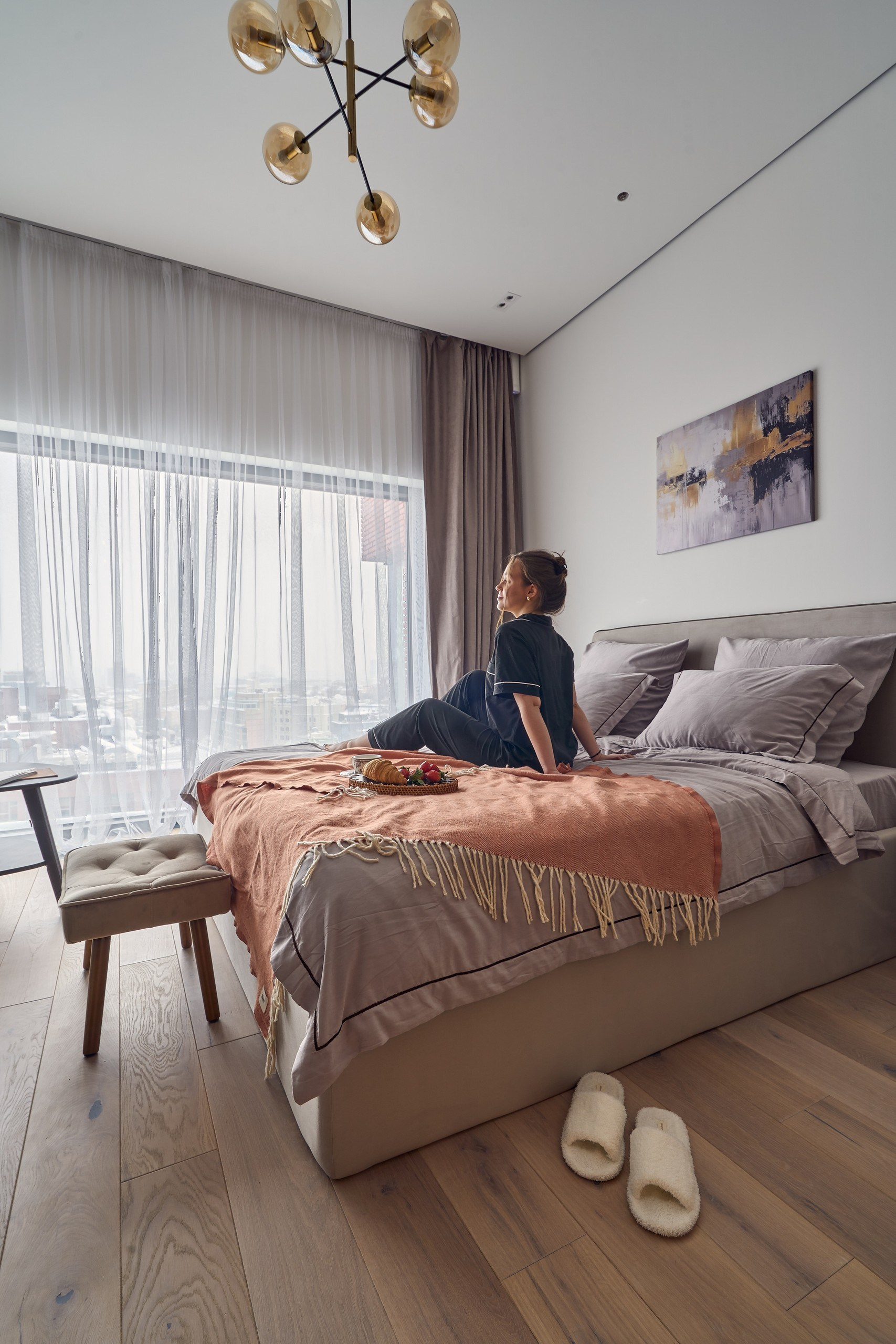 Вертикальное интерьерное фото с моделью в апартах ЖК RED7