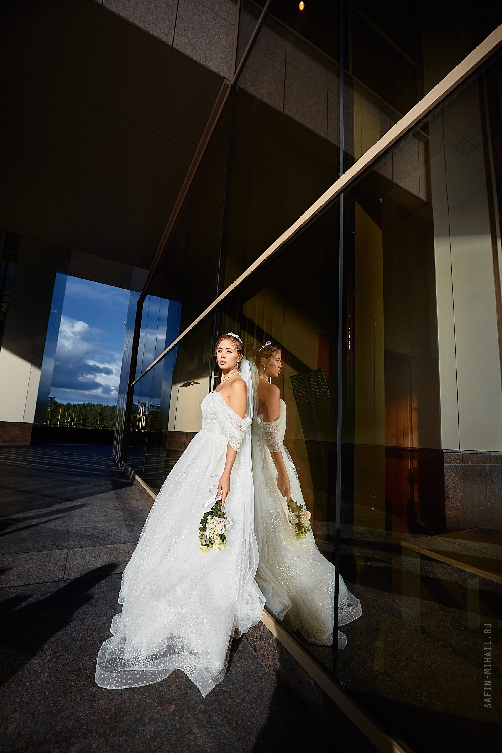 девушка невеста возле зеркальной стены