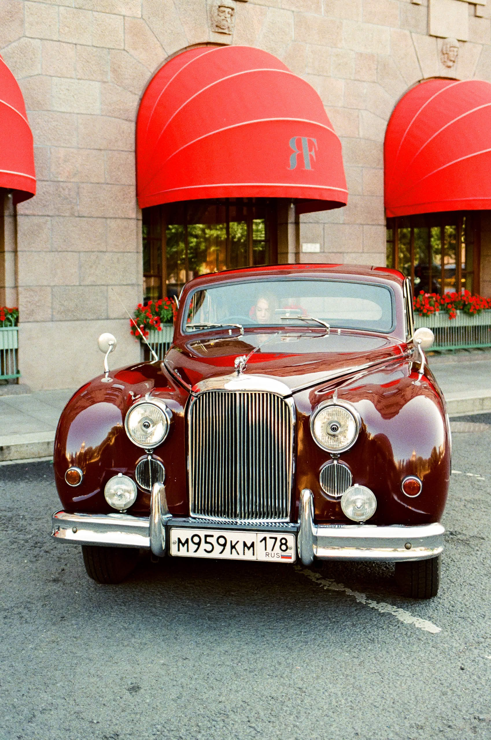 Ретро автомобиль Jaguar 1959 года перед отелем Астория в Санкт-Петербурге.