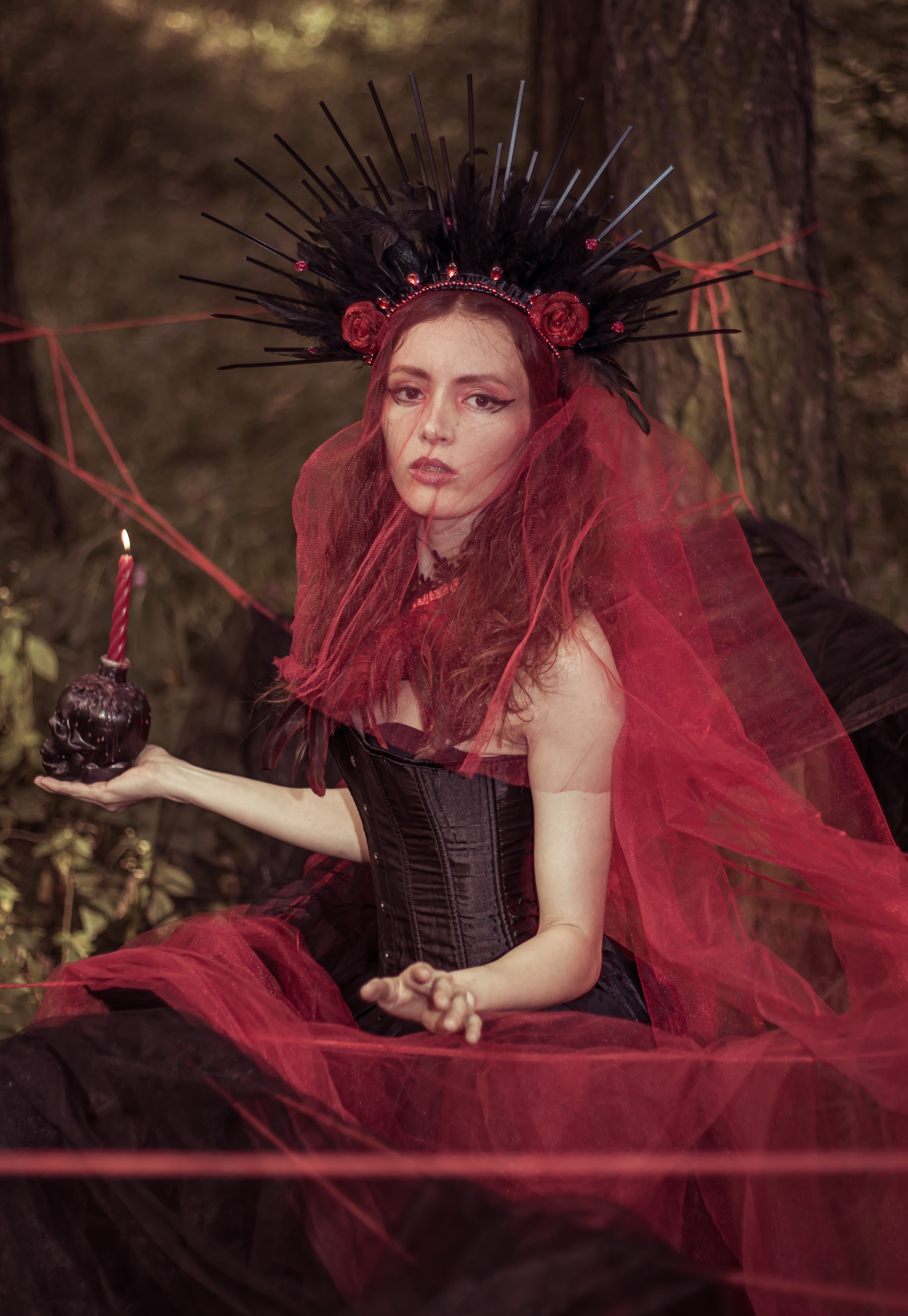 Модель в короне, драматичный портрет в лесу, художественная серия • фотограф Карасёва Елена