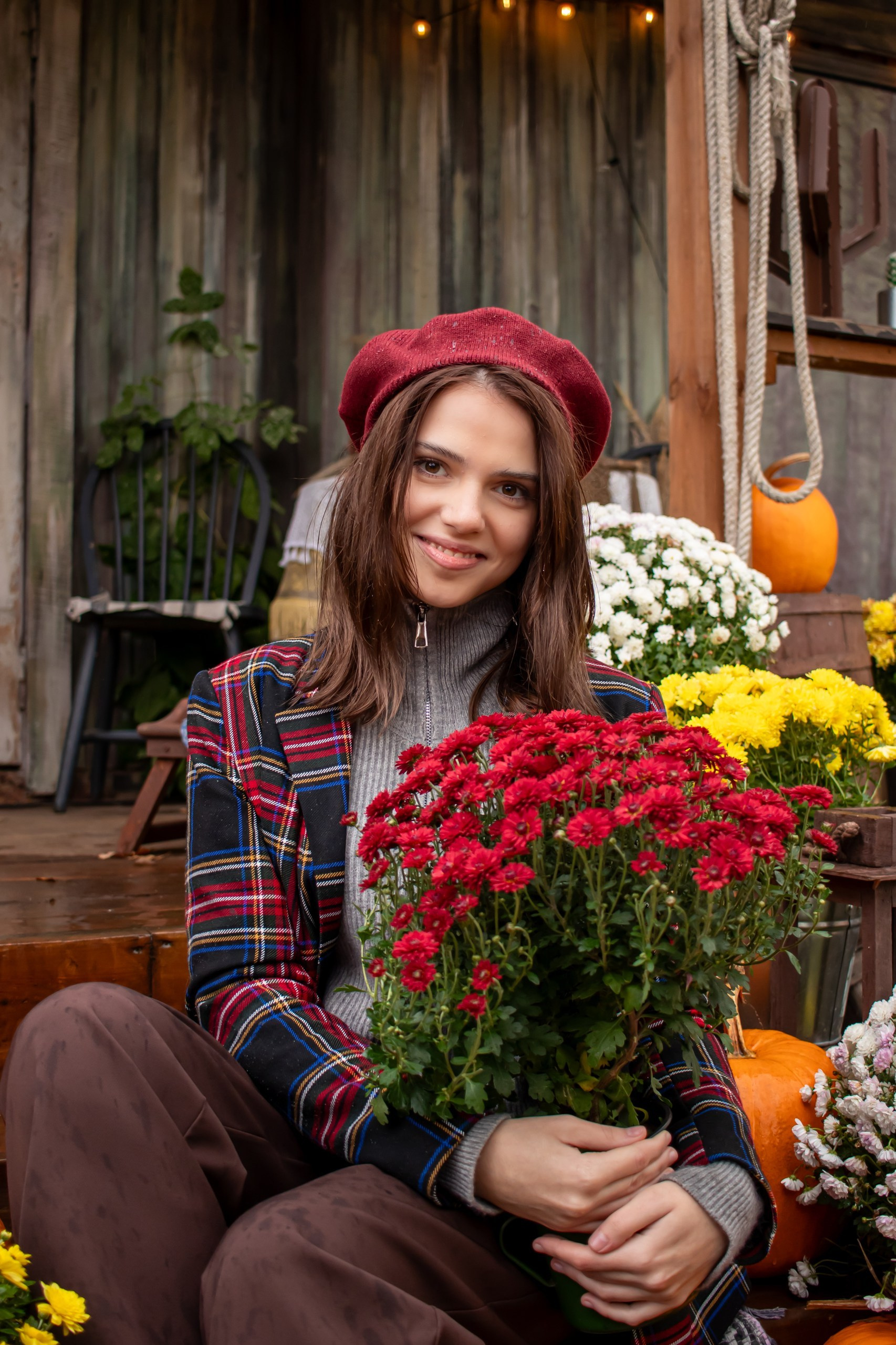 Девочка в осеннем образе сидит у дверей фермерского дома, фотосессия, Карасёва Елена