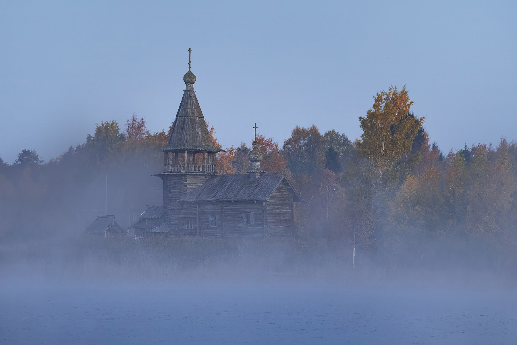 Русский Север, Заонежье, деревня Усть-Яндома, часовня Георгия Победоносца, туман