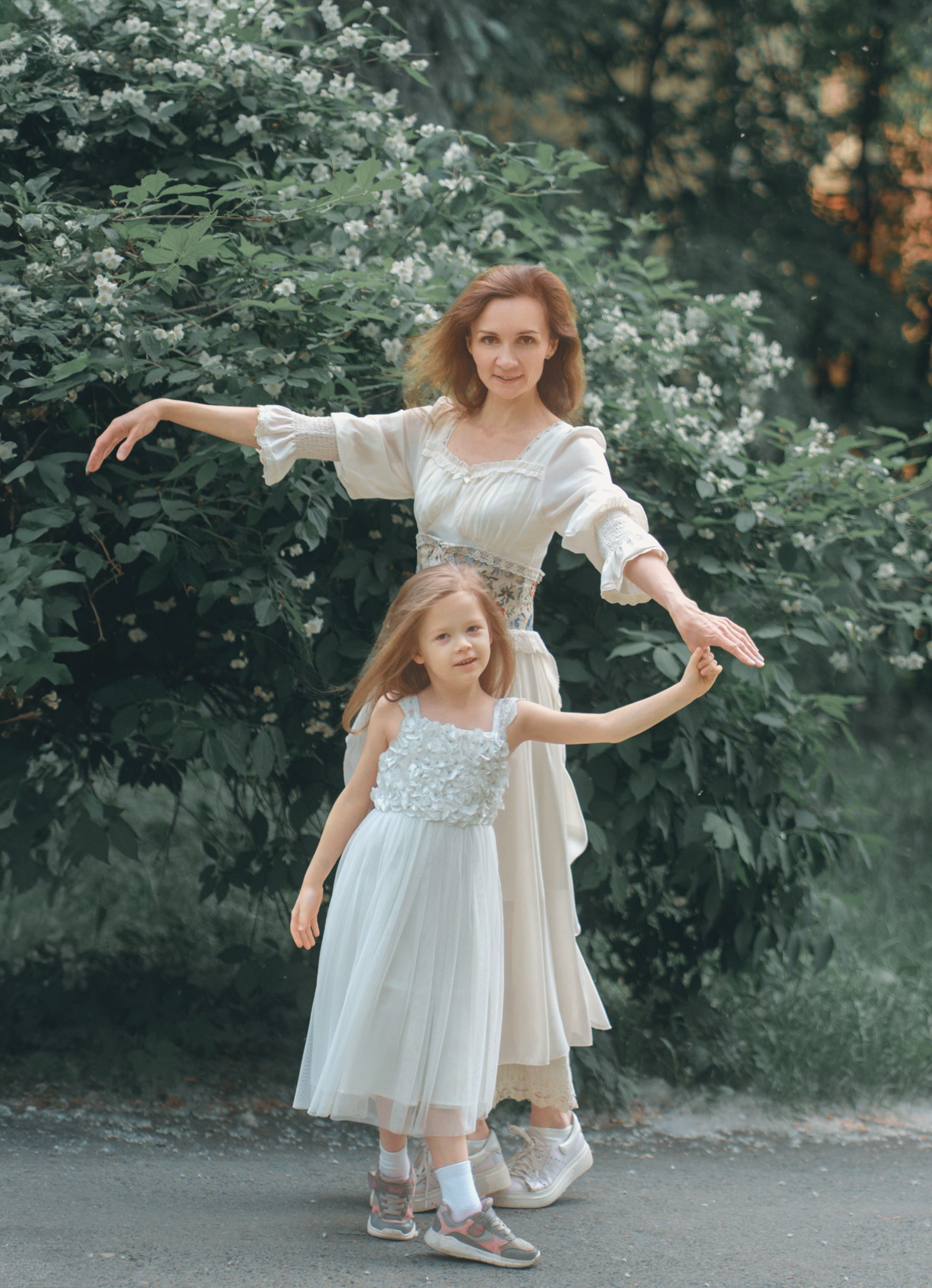 A heartwarming moment during a photo walk with a mom and her daughter in Yekaterinburg