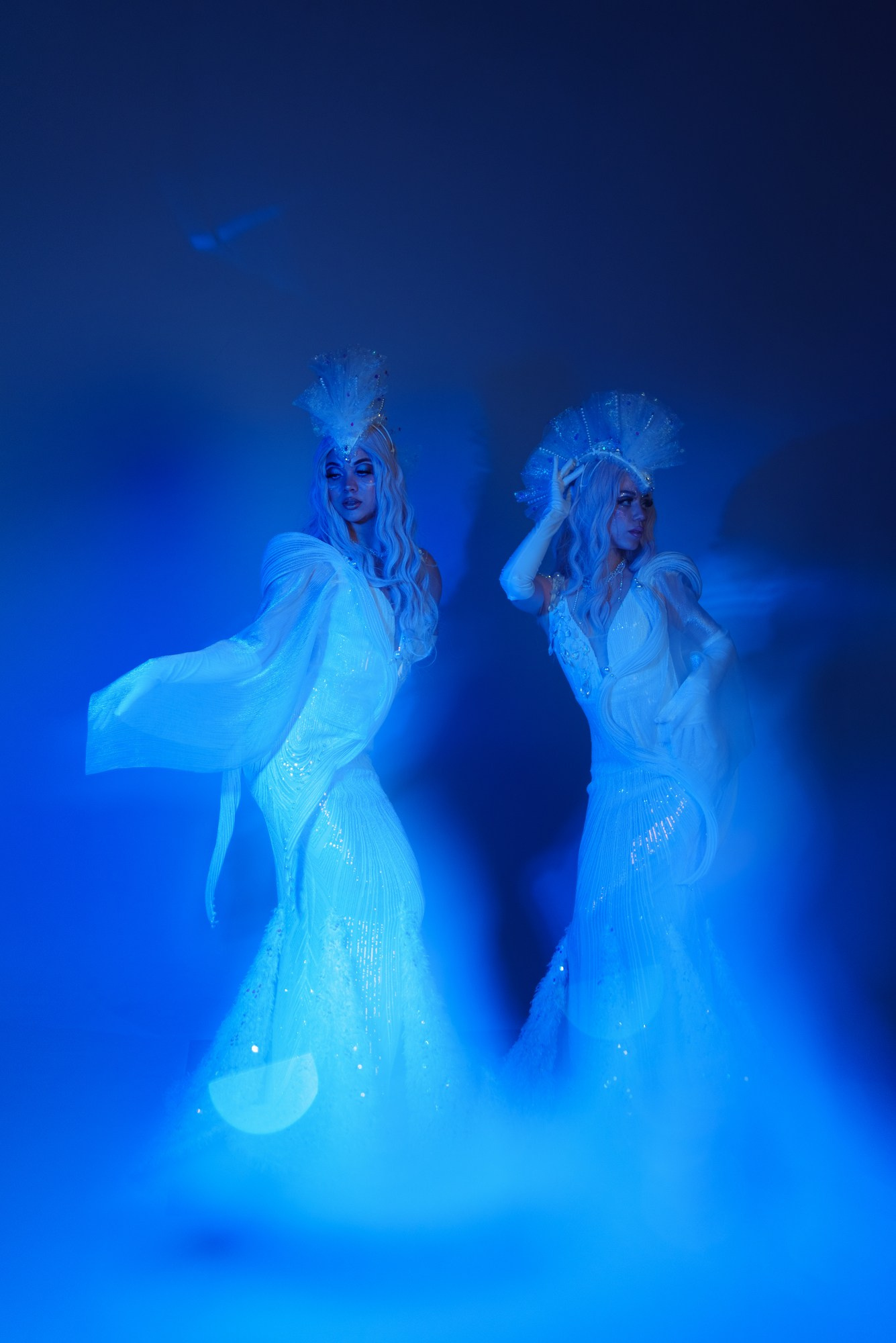 удожественная арт-съемка на белой циклораме: образы нимф в движении с использованием искусственного света