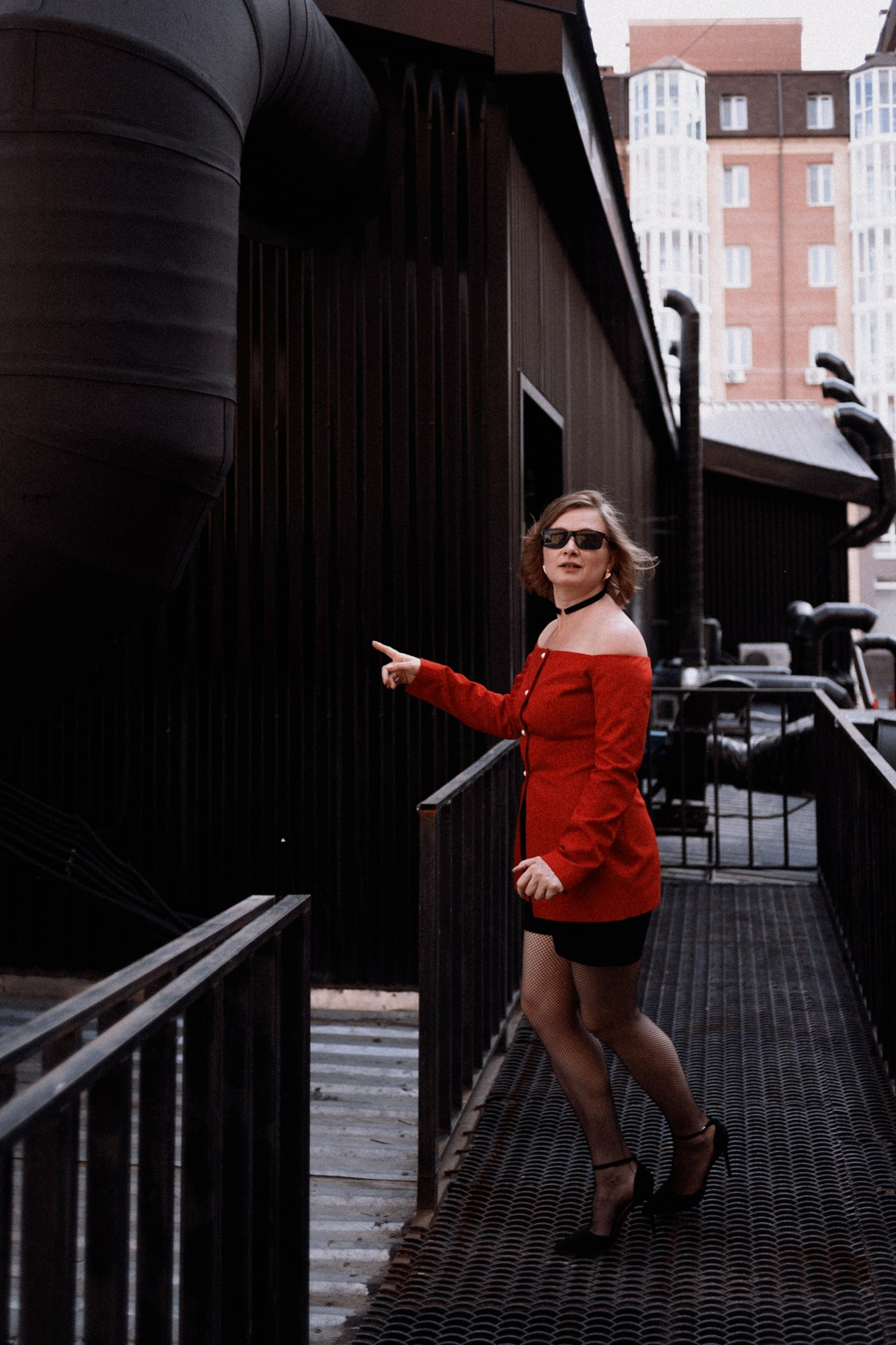 Фэшн-портрет на улице Тюмени, стиль и городская архитектура