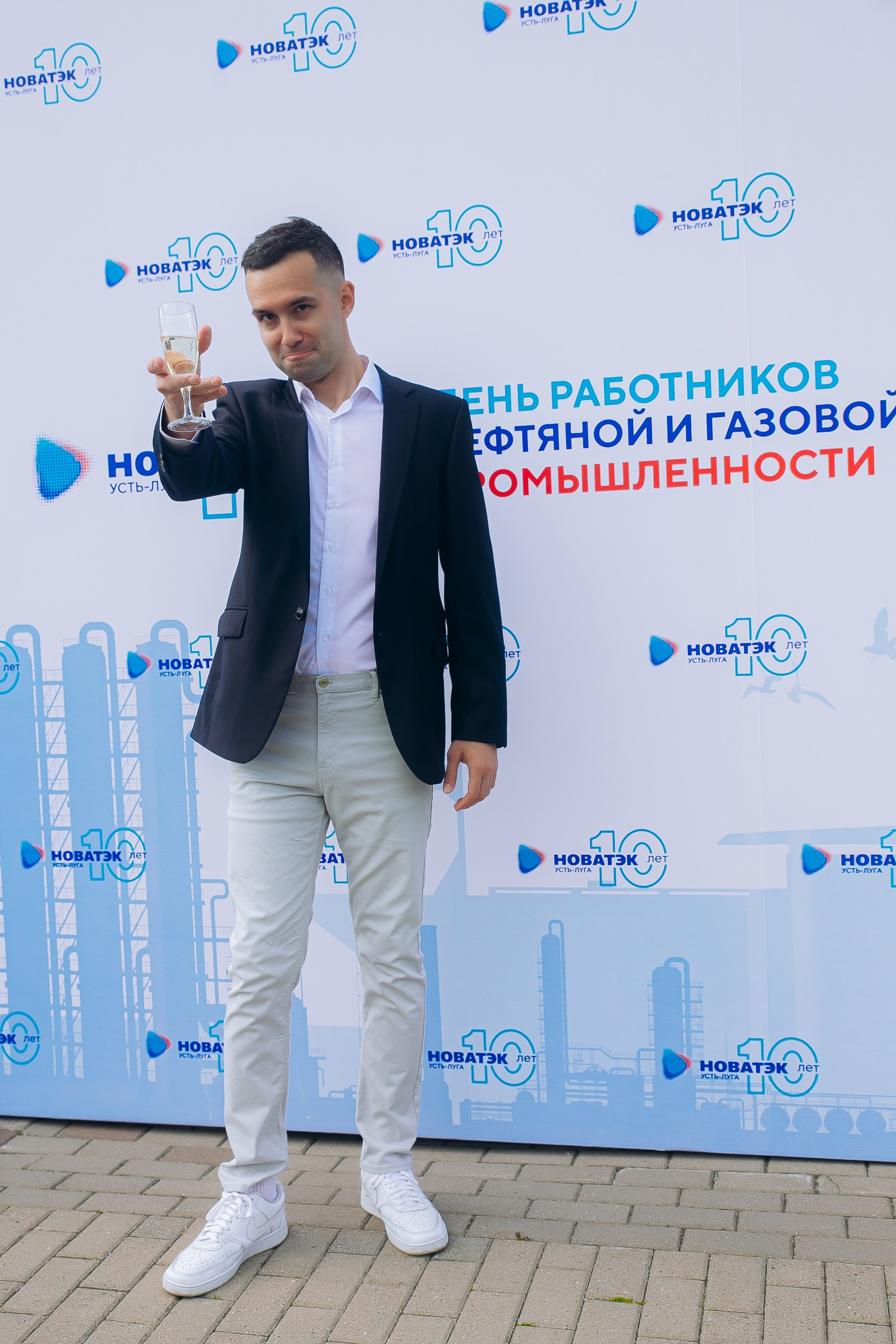 Гость у фирменного пресс-волла