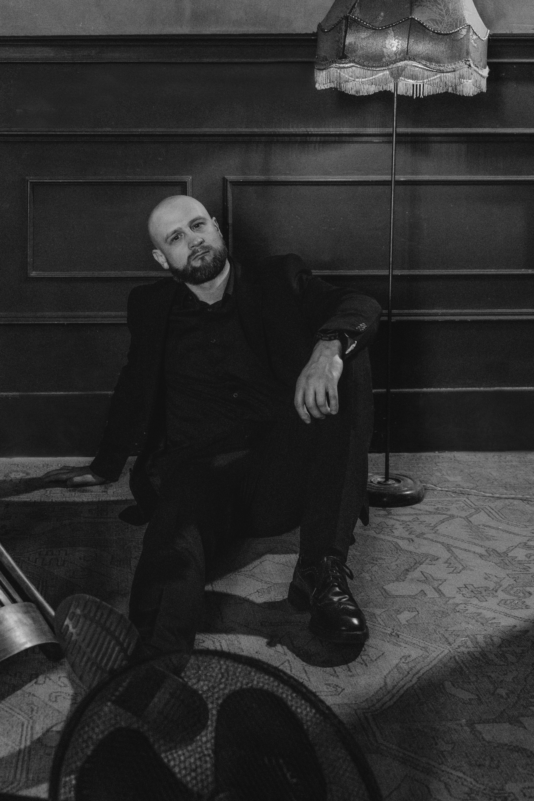 Креативная интерьерная фотосъемка для портала экспертов, мужчина сидит на полу для оформления профессионального блога, спб.