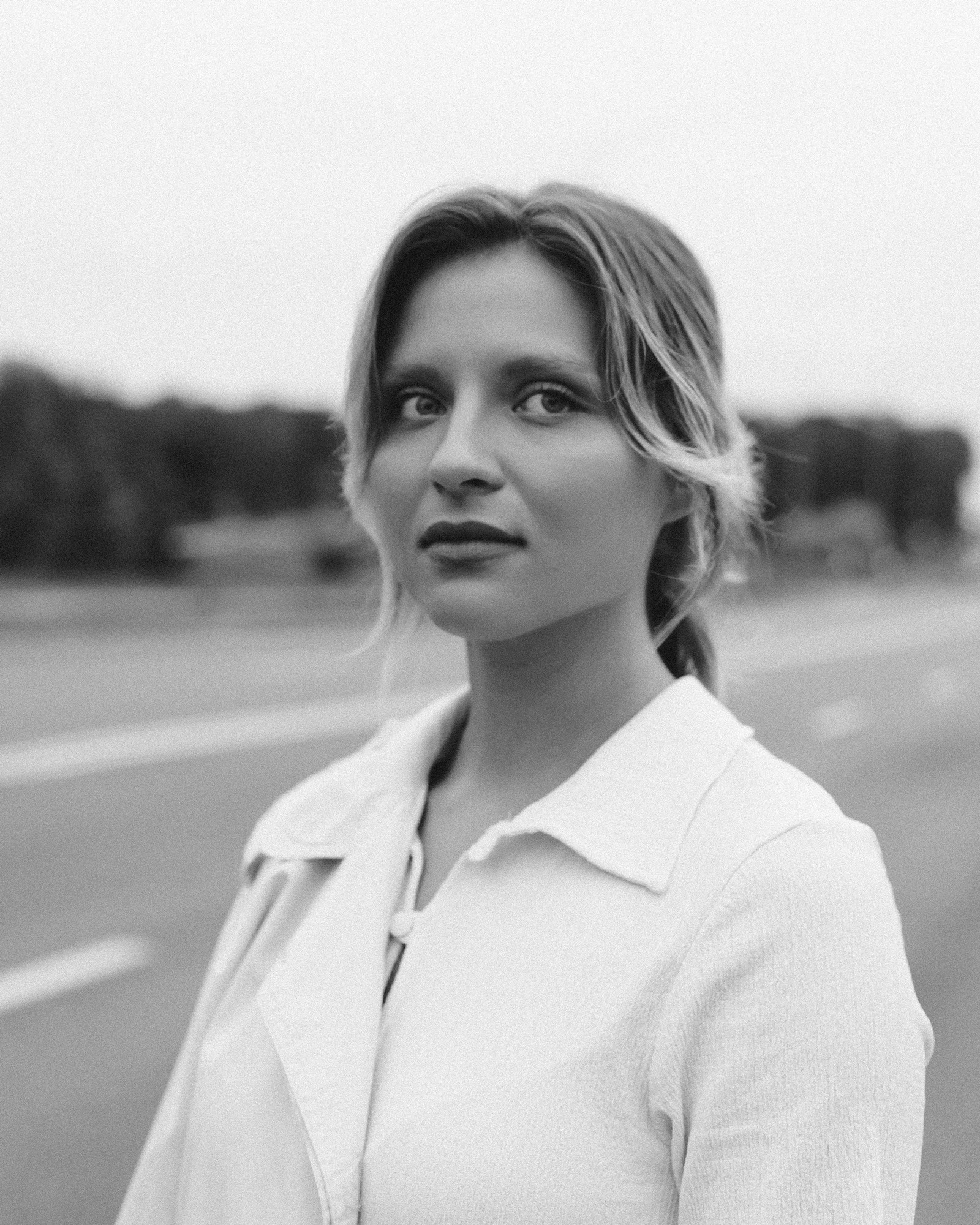 Фотограф Роман Романов — портрет блондинки в белом на фоне пустых улиц