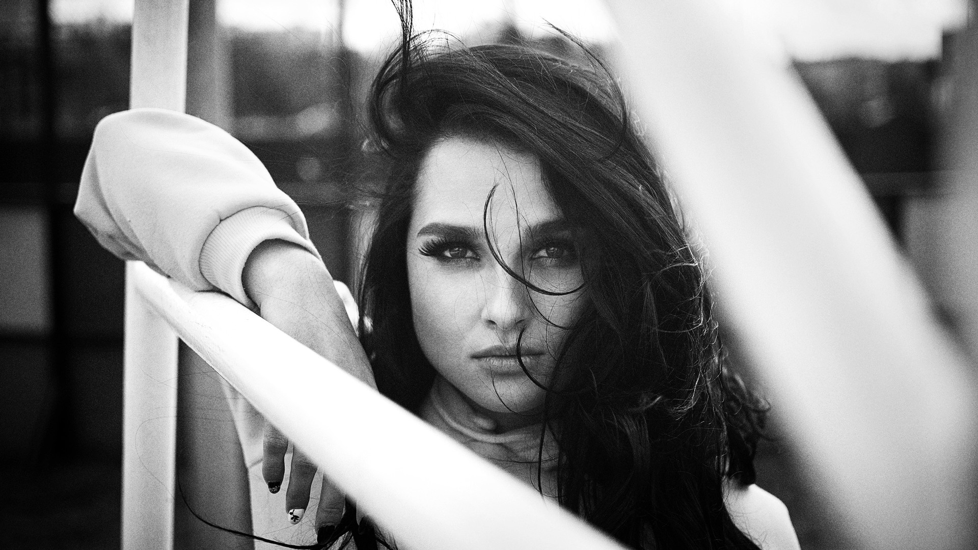 Фотограф Роман Романов — женский уличный черно-белый портрет на турниках