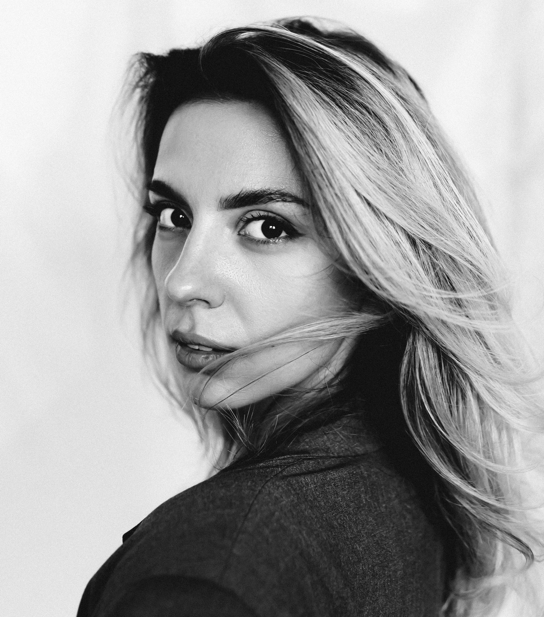 Фотограф Роман Романов — Черно-белый студийный портрет девушки в пиджаке