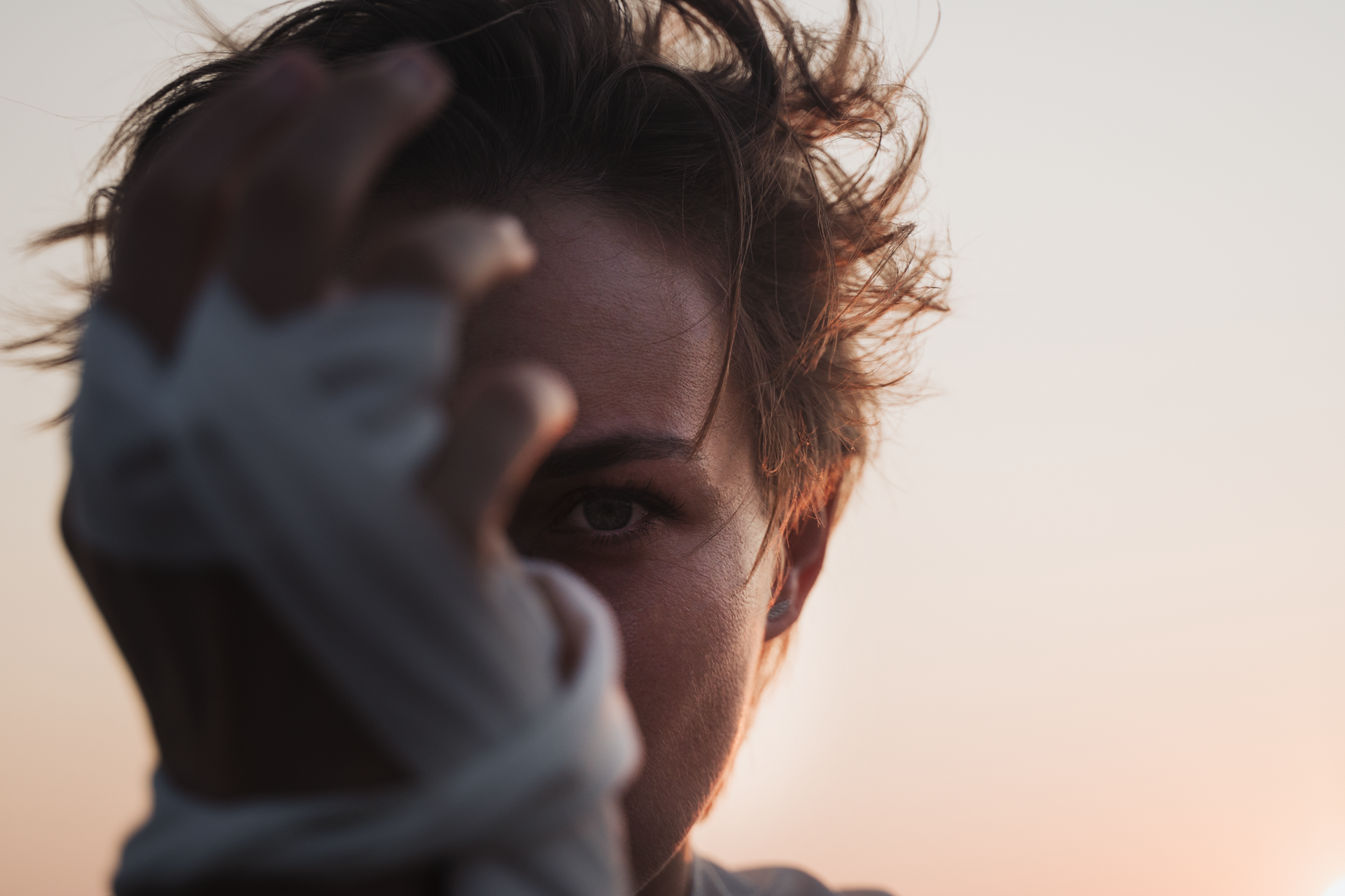 Портретный снимок девушки на закате