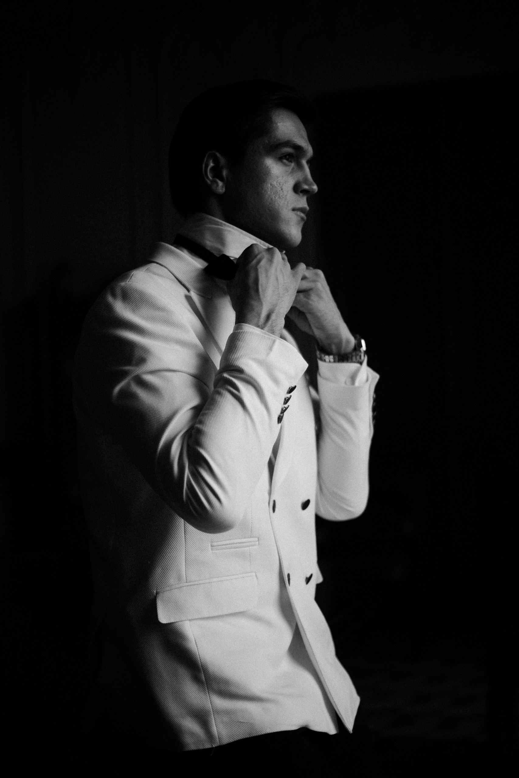 Чёрно-белый кадр жениха в профиль — свадебная история в Trezzini Palace Hotel, Санкт-Петербург