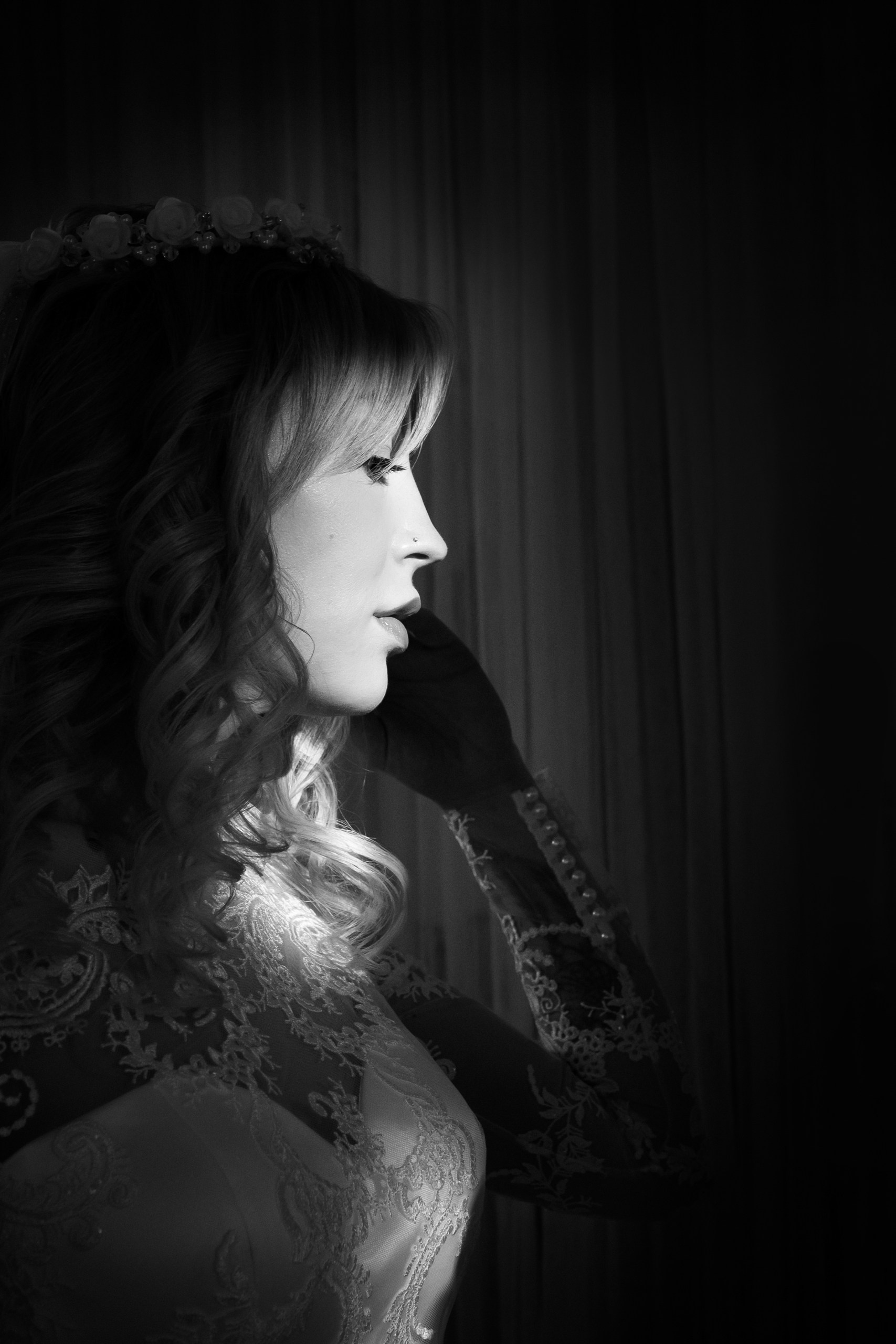 Портрет невесты в драматическом стиле, когда светом освещено только лицо