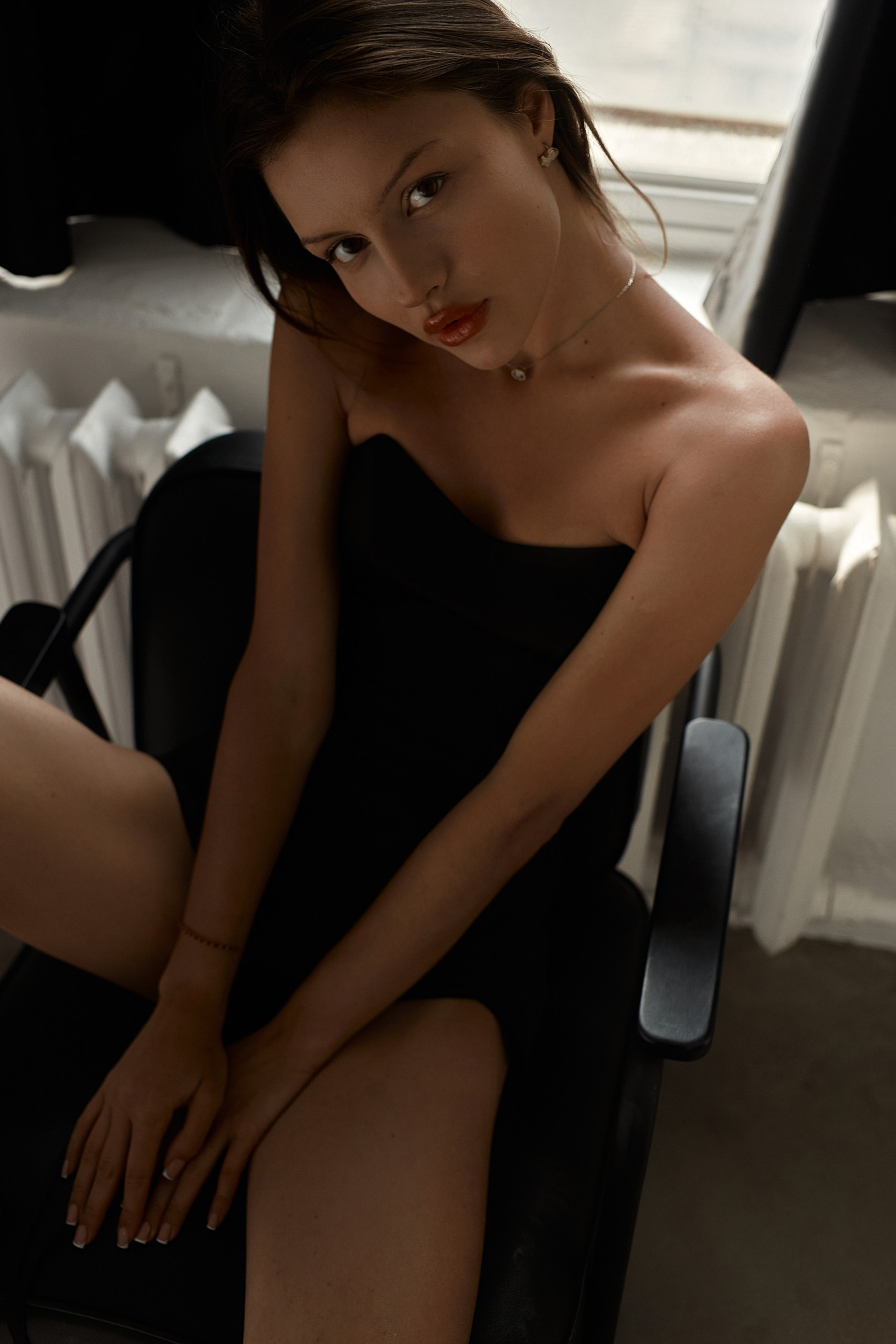 Эстетика тела, свет на ключице и шее, детали портрета