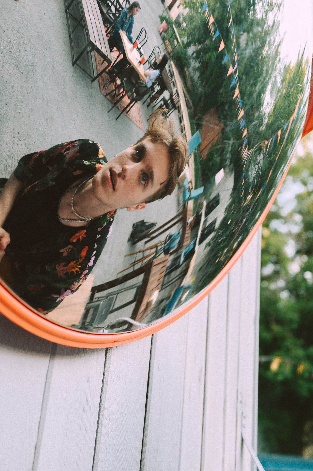 Креативная фотосессия в Тюмени: отражение в круглом зеркале на улице