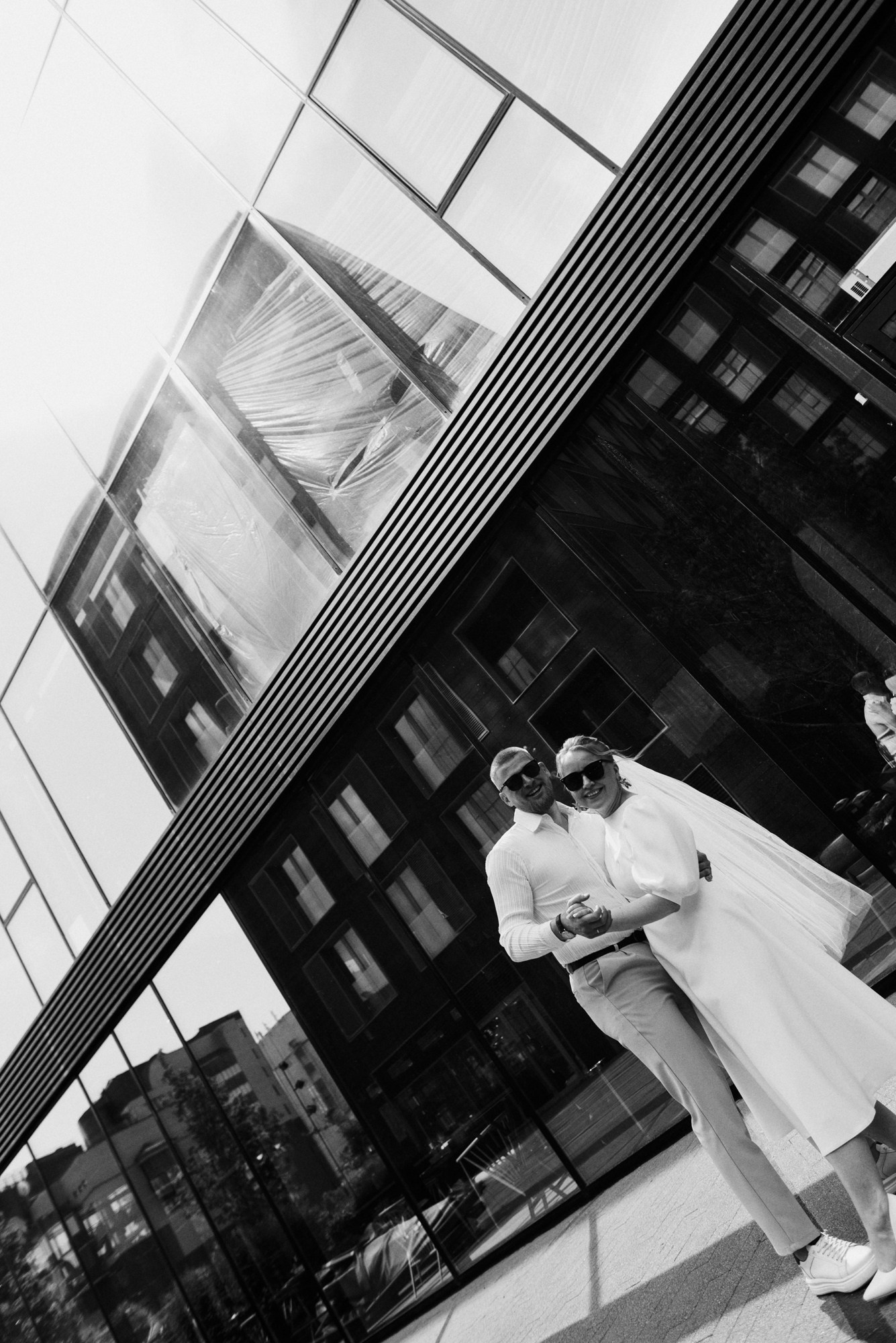 Свадебный фотограф в Тюмени — Фотосессия Павла и Марии на Набережной. Портретный фотограф Тюмень Дарья Мустафина