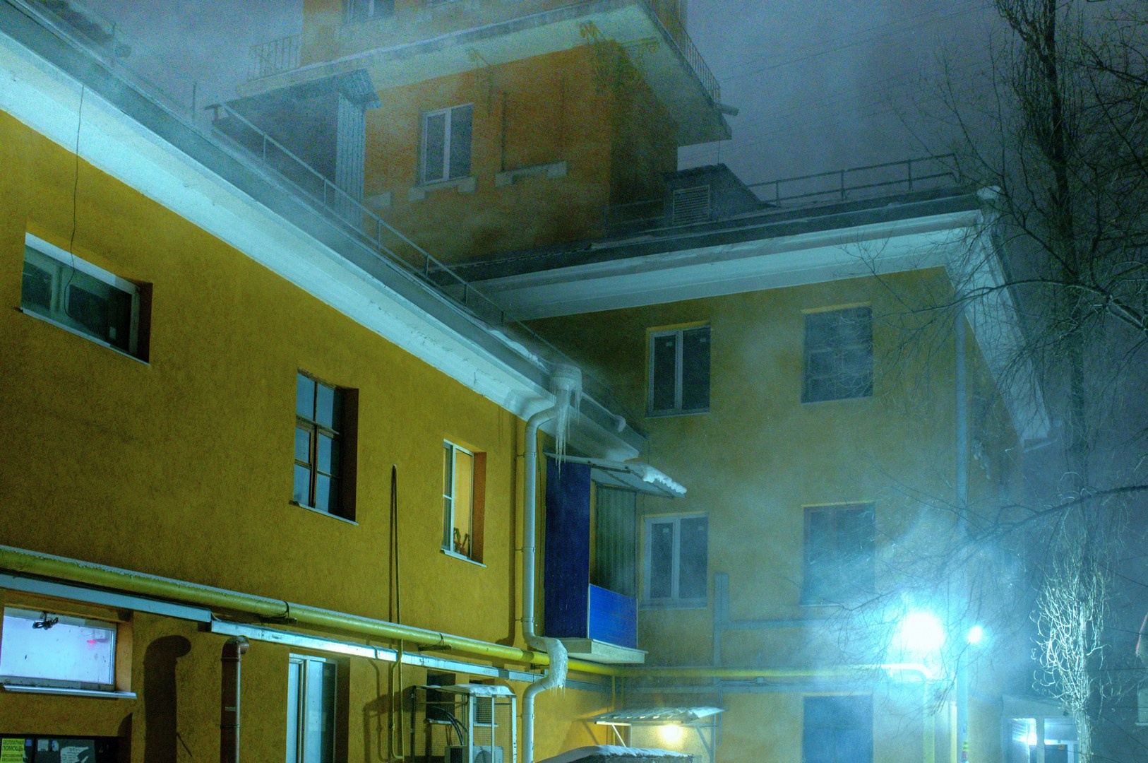 Жёлтое здание в вечернем свете, старый район Воронежа, уличная атмосфера