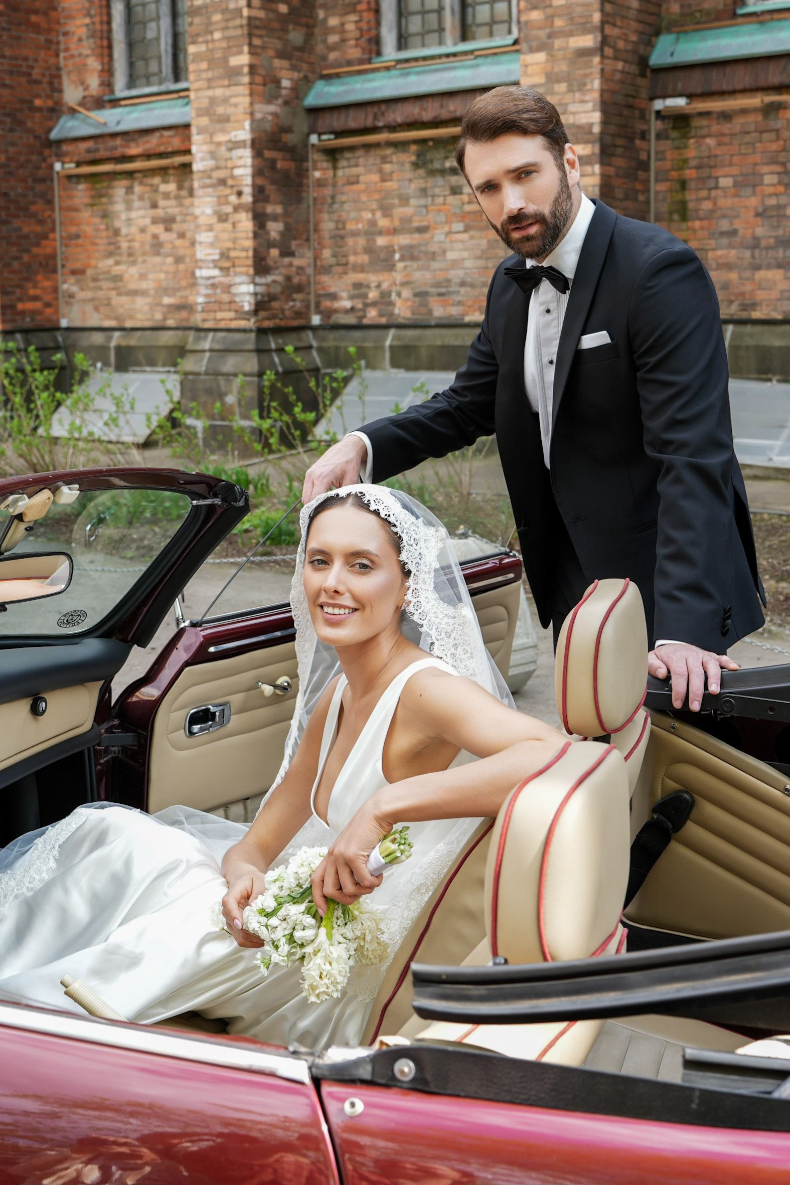 Невеста и жених в машине