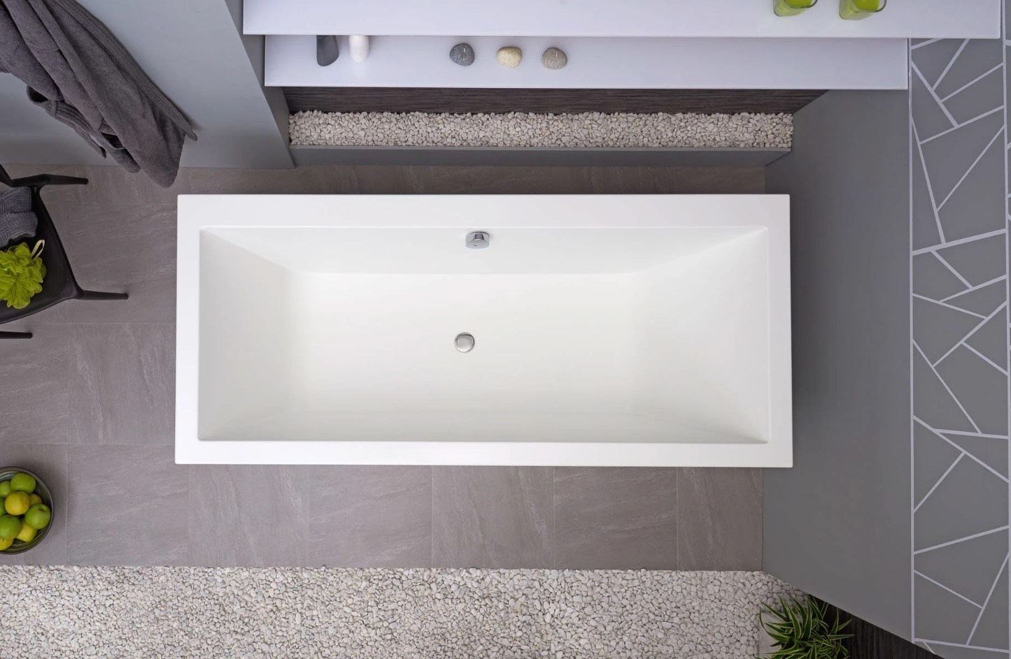 предметная съёмка встроенной прямоугольной ванны в современном санузле