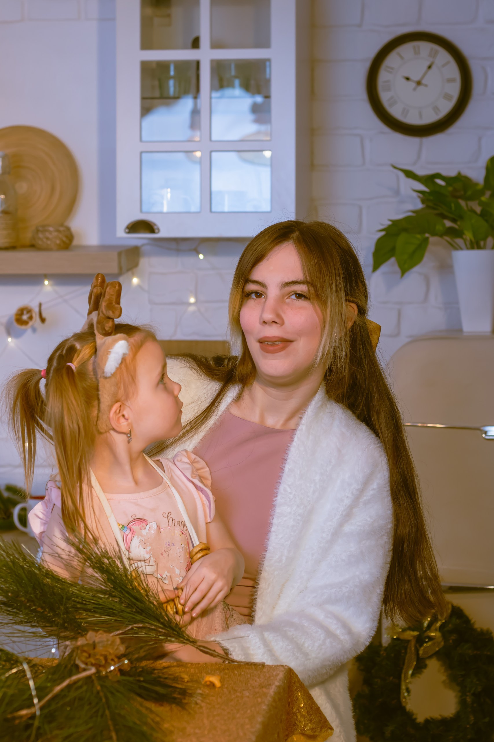 Семейная новогодняя фотосессия на кухне, мама и дочка готовят рождественские угощения, фотограф Карасёва Елена