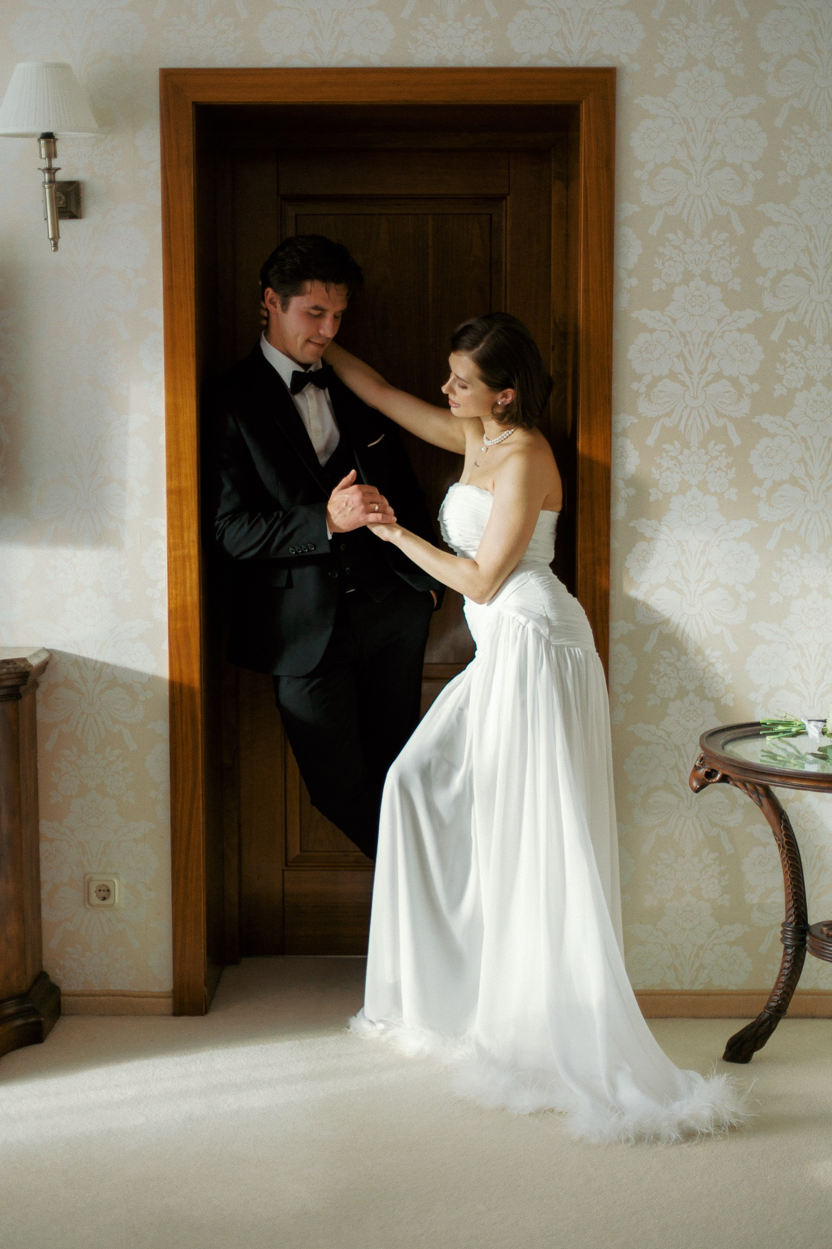 Жених помогает невесте с платьем — утро свадьбы в Петербурге