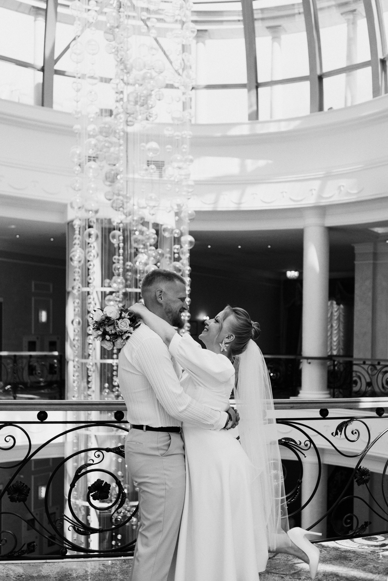 Свадебный фотограф в Тюмени — Фотосессия Павла и Марии на Набережной. Портретный фотограф Тюмень Дарья Мустафина