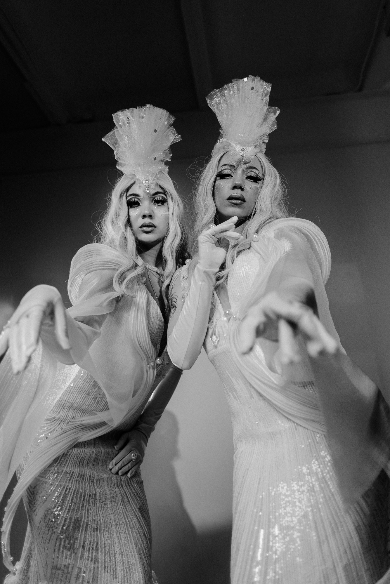 Арт-фотосессия с синим светом на циклораме. Портретный фотограф Тюмень Дарья Мустафина