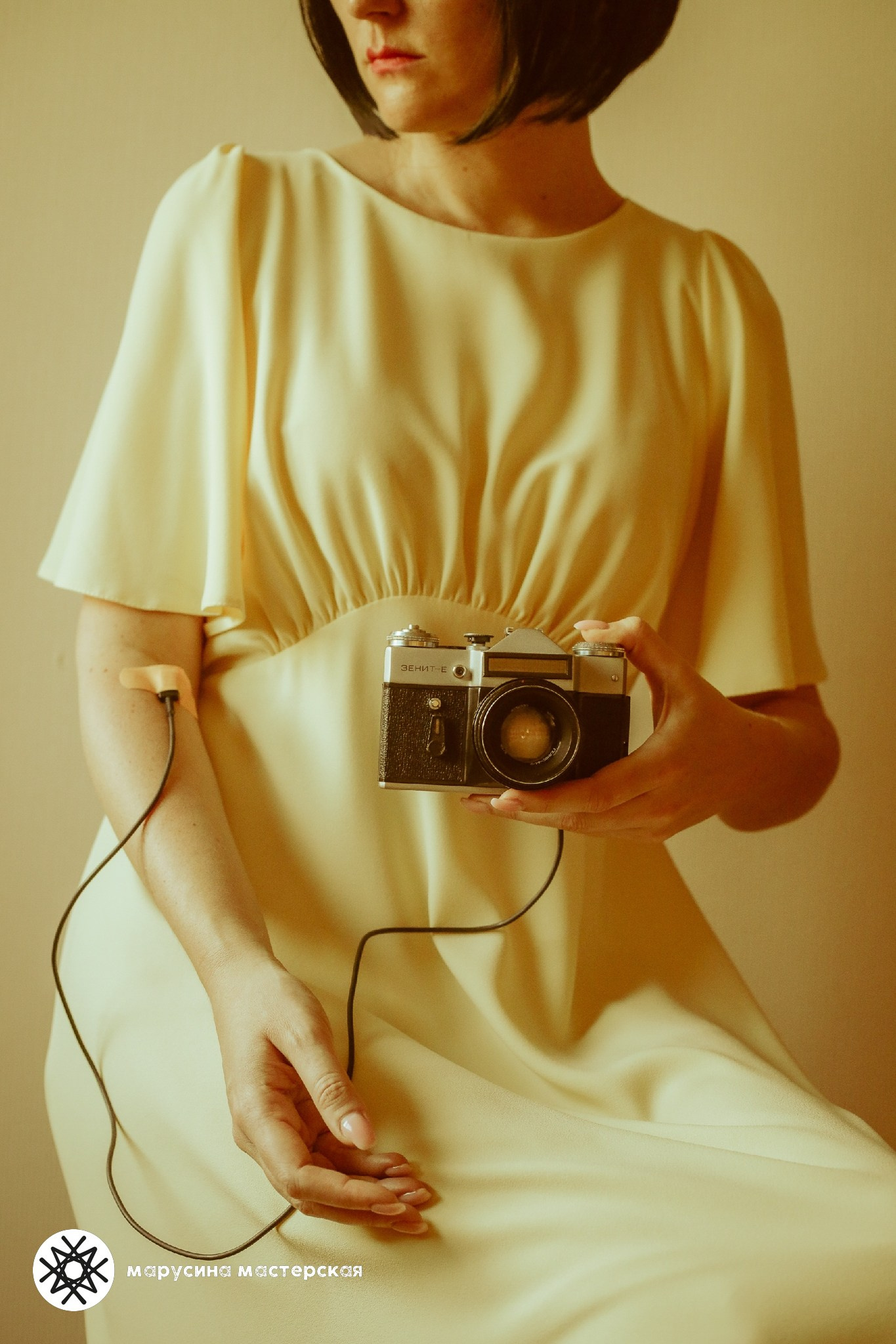 Работа участницы творческой практики — авторская фотография девушки с фотоаппаратом, стилизованная, концептуальная