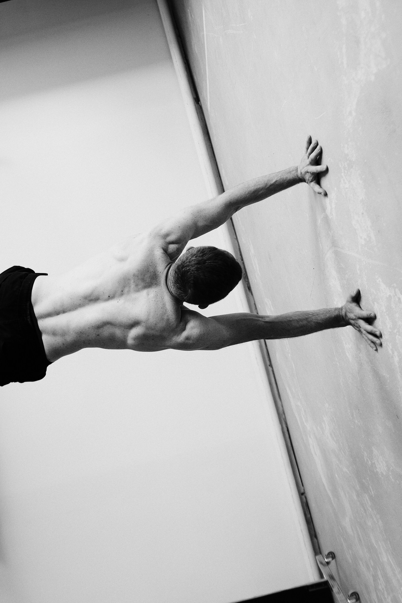 Черно-белое фото мужчины с акцентом на рельеф мышц. Фотограф Дарья Мустафина.