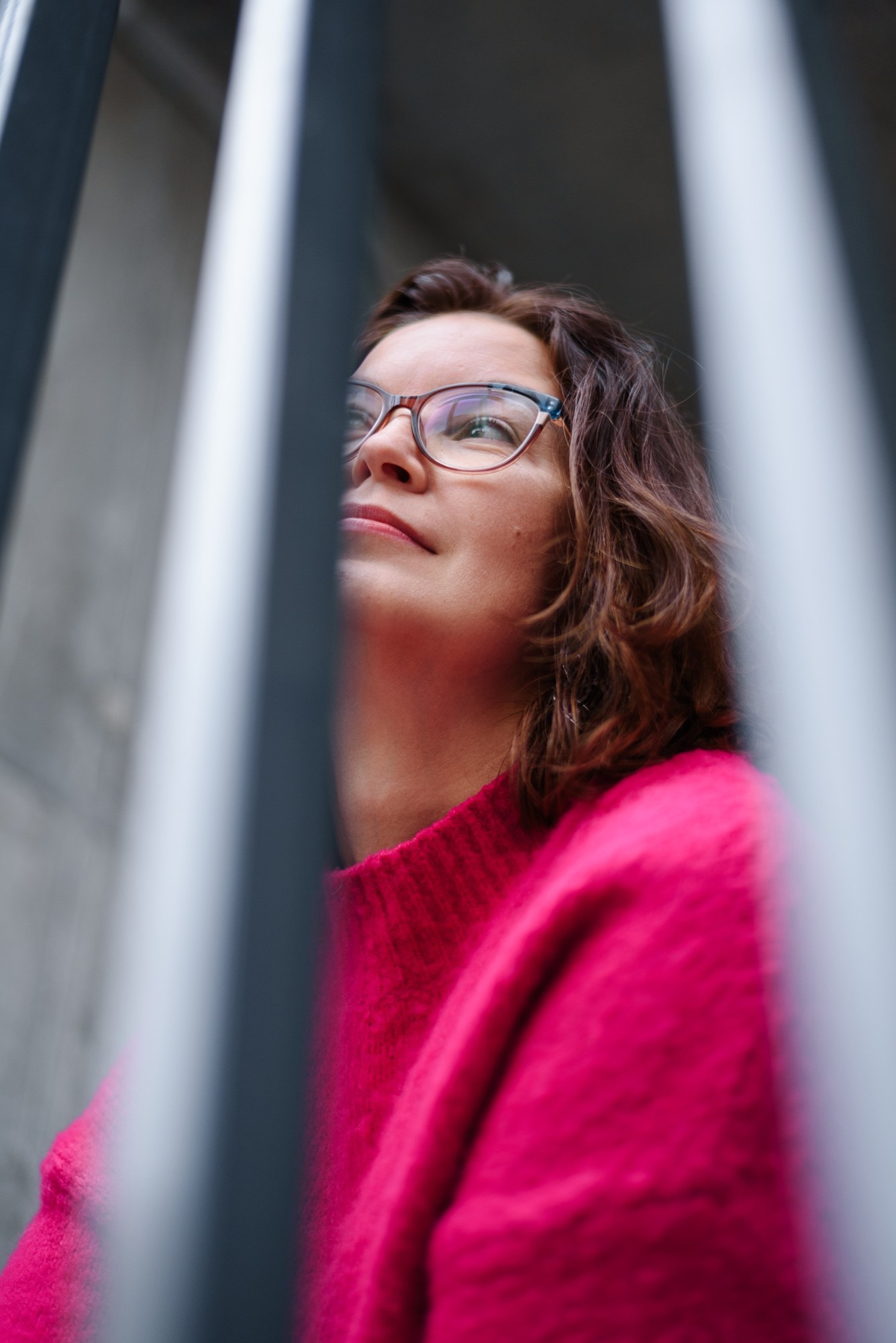 Крупный план: женский портрет при естественном уличном свете, закат в Тюмени