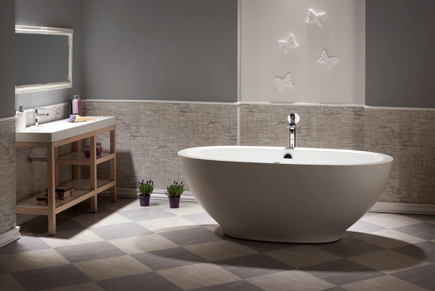 профессиональная интерьерная съёмка ванной с деревянными акцентами и отдельностоящей ванной