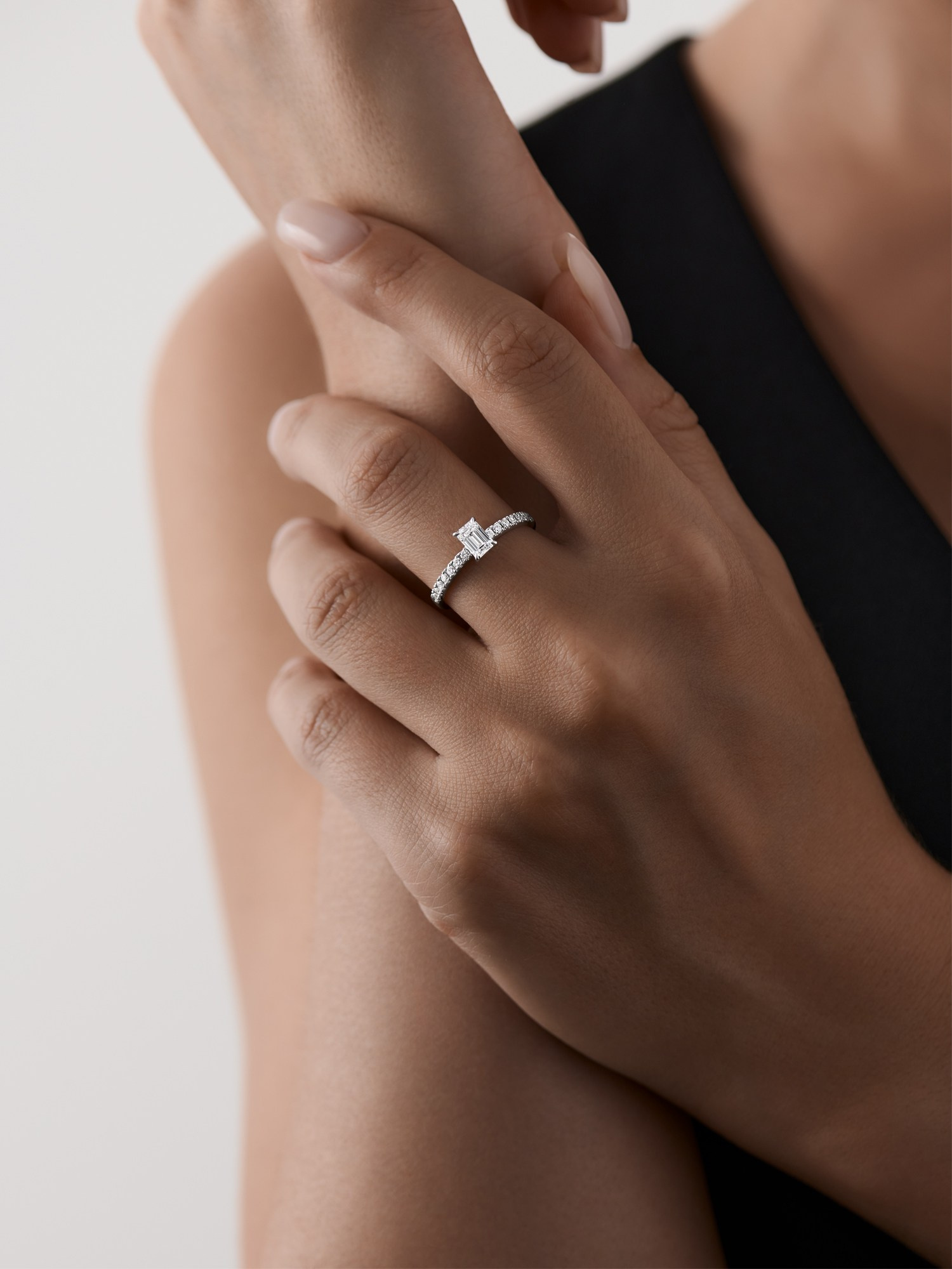 Каталожное фото - кольцо из белого золота с бриллиантом на модели UCCRASHE