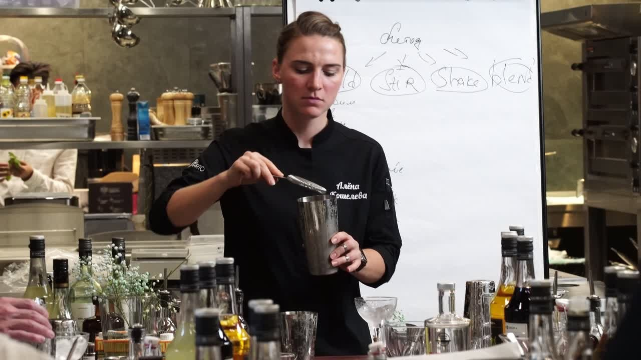 Бар — моя сцена: история Алены Кошелевой. Создание обучающих видеороликов Puponin Production