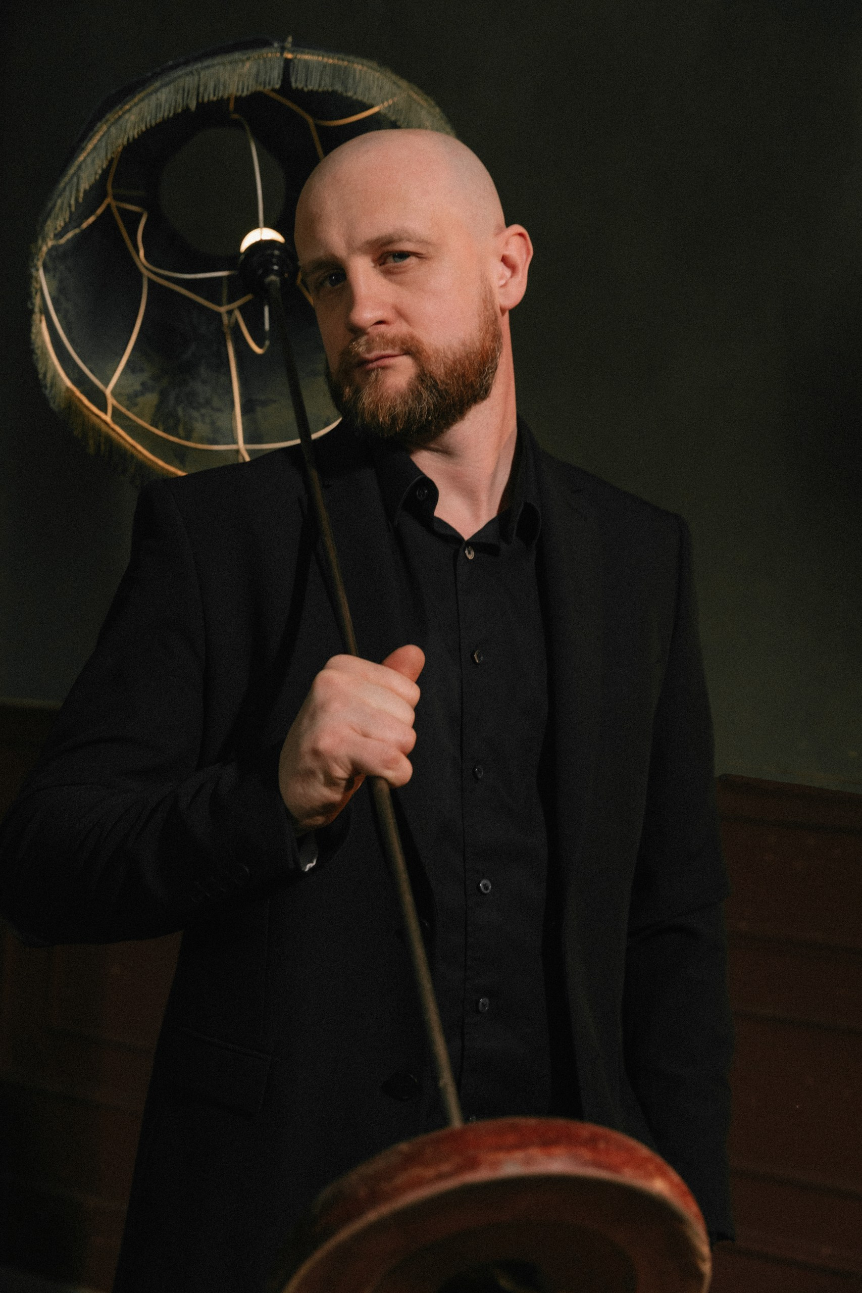 Мужской портрет в интерьере с лампой, студийная фотосессия в Санкт-Петербурге. Художественный портрет мужчины с лампой в руке, интерьерная съёмка в Санкт-Петербурге.