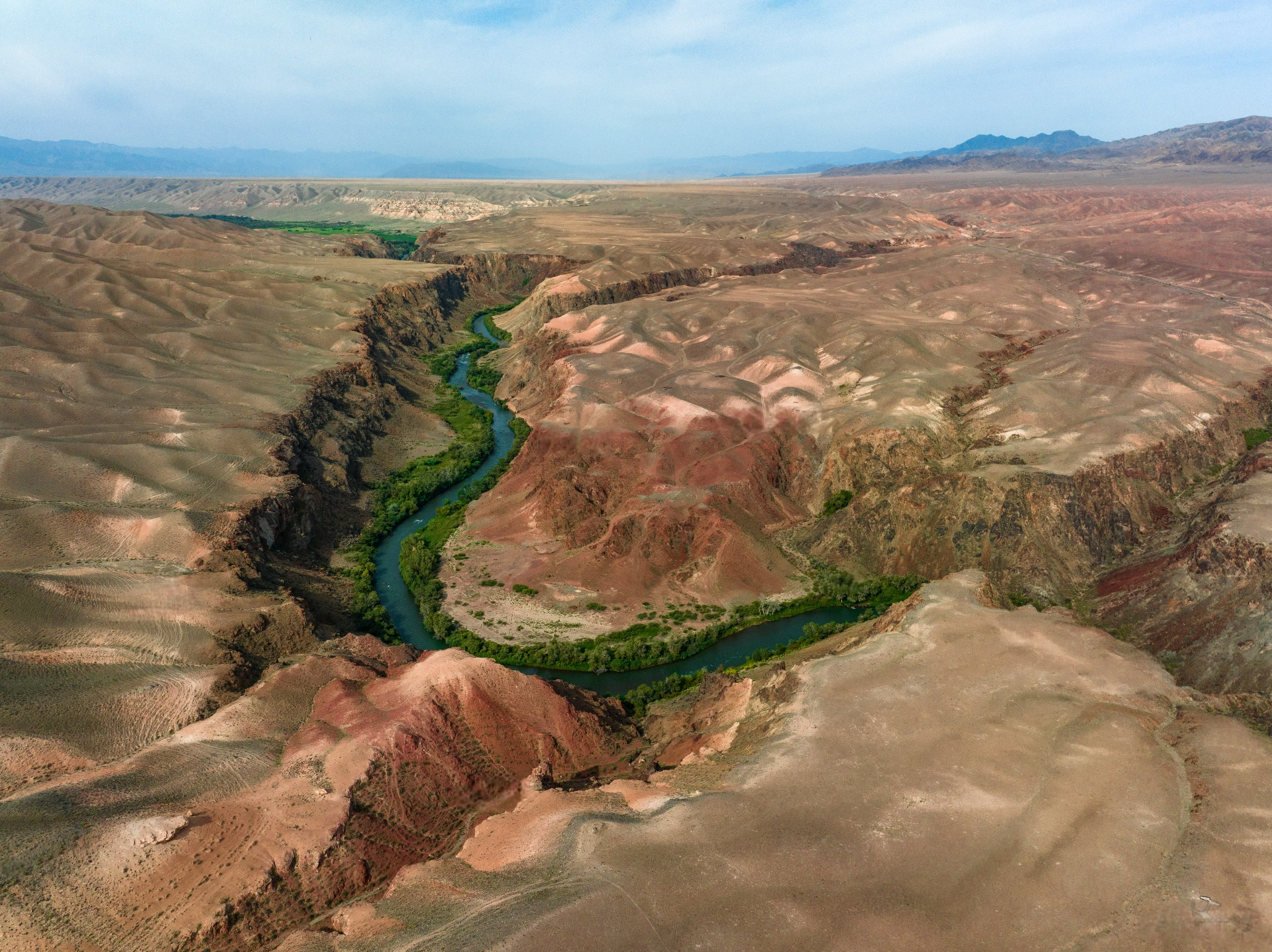 Melon Travel в Алматы: экскурсии и джип туры в Чарынский каньон, озера Каинды, Кольсай, Иссык, национальный парк Алтын Эмель