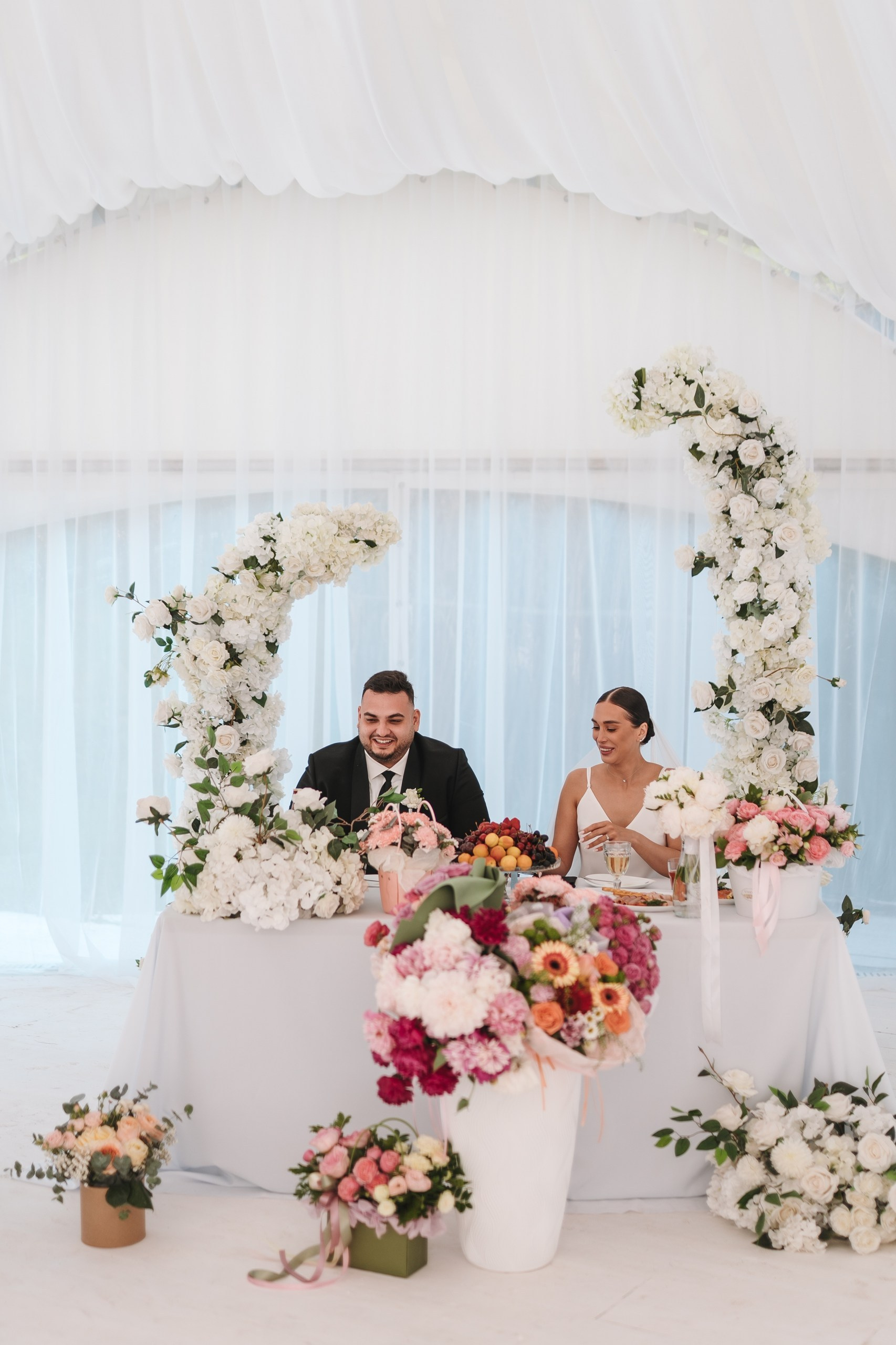 Свадьба 7 июня 2026 года — фотосессия, ЗАГС и банкет в шатре «Под облаками» в Нагаево с ведущим Артуром Ильясовым