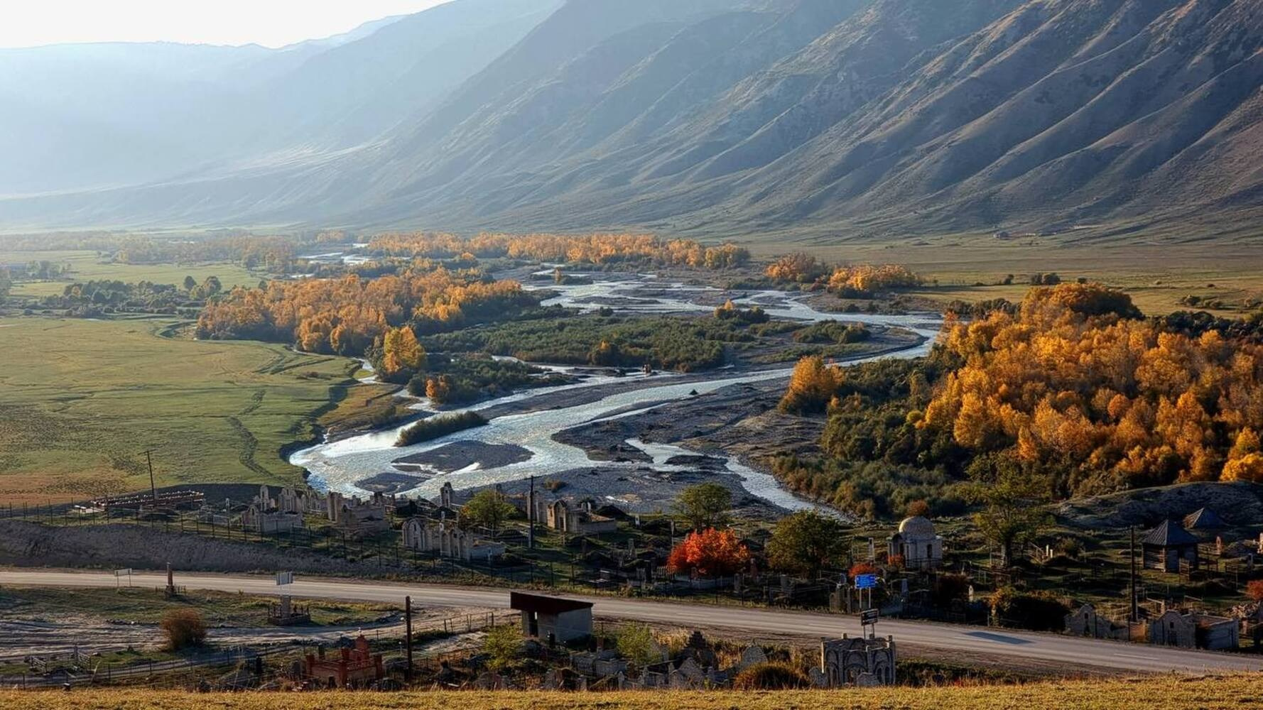 Melon Travel в Алматы: экскурсии и джип туры в Чарынский каньон, озера Каинды, Кольсай, Иссык, национальный парк Алтын Эмель