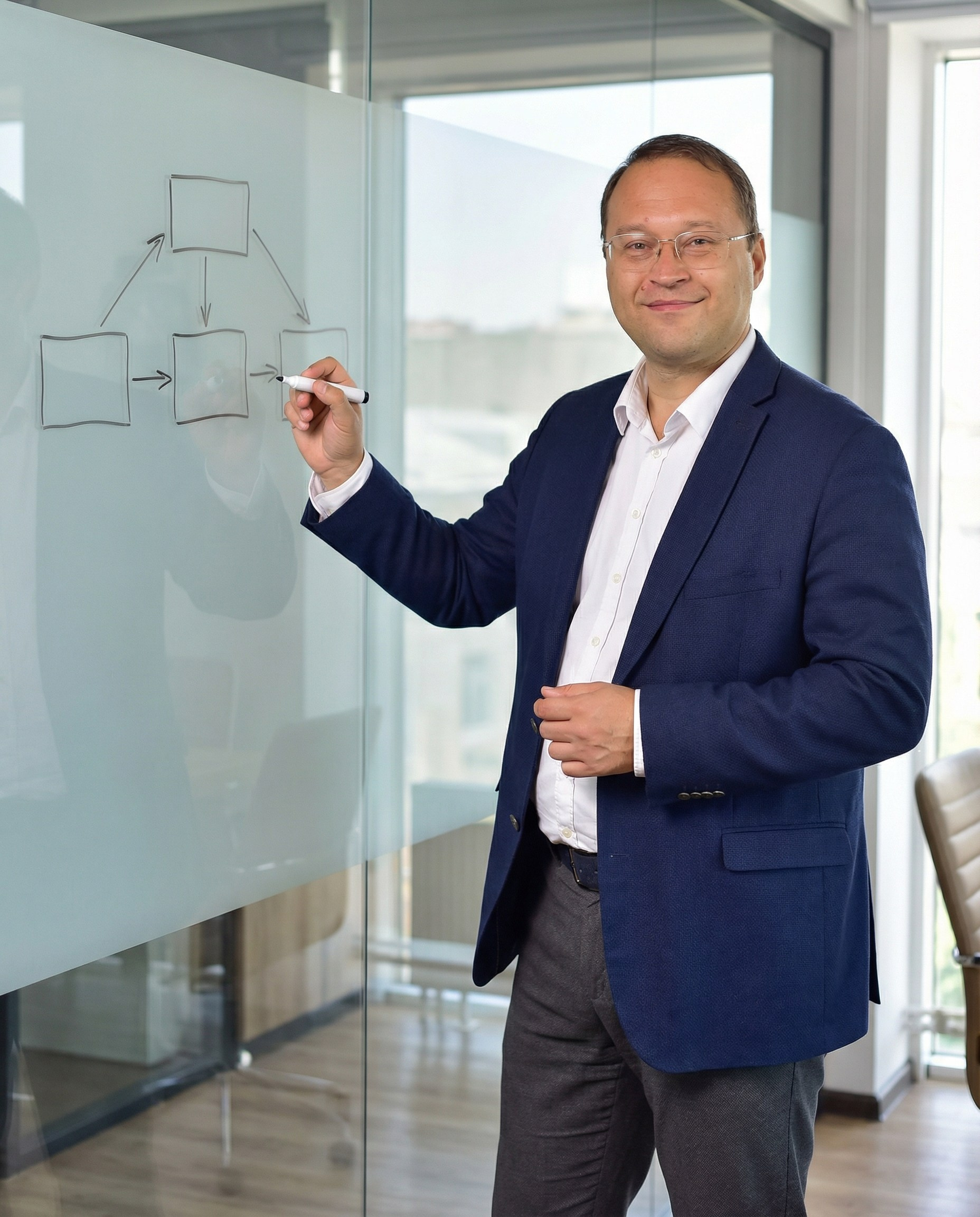 Бизнес-портрет для консультанта и эксперта — фотосессия у стеклянной доски для сайта, блога и делового контента с пмощью ИИ