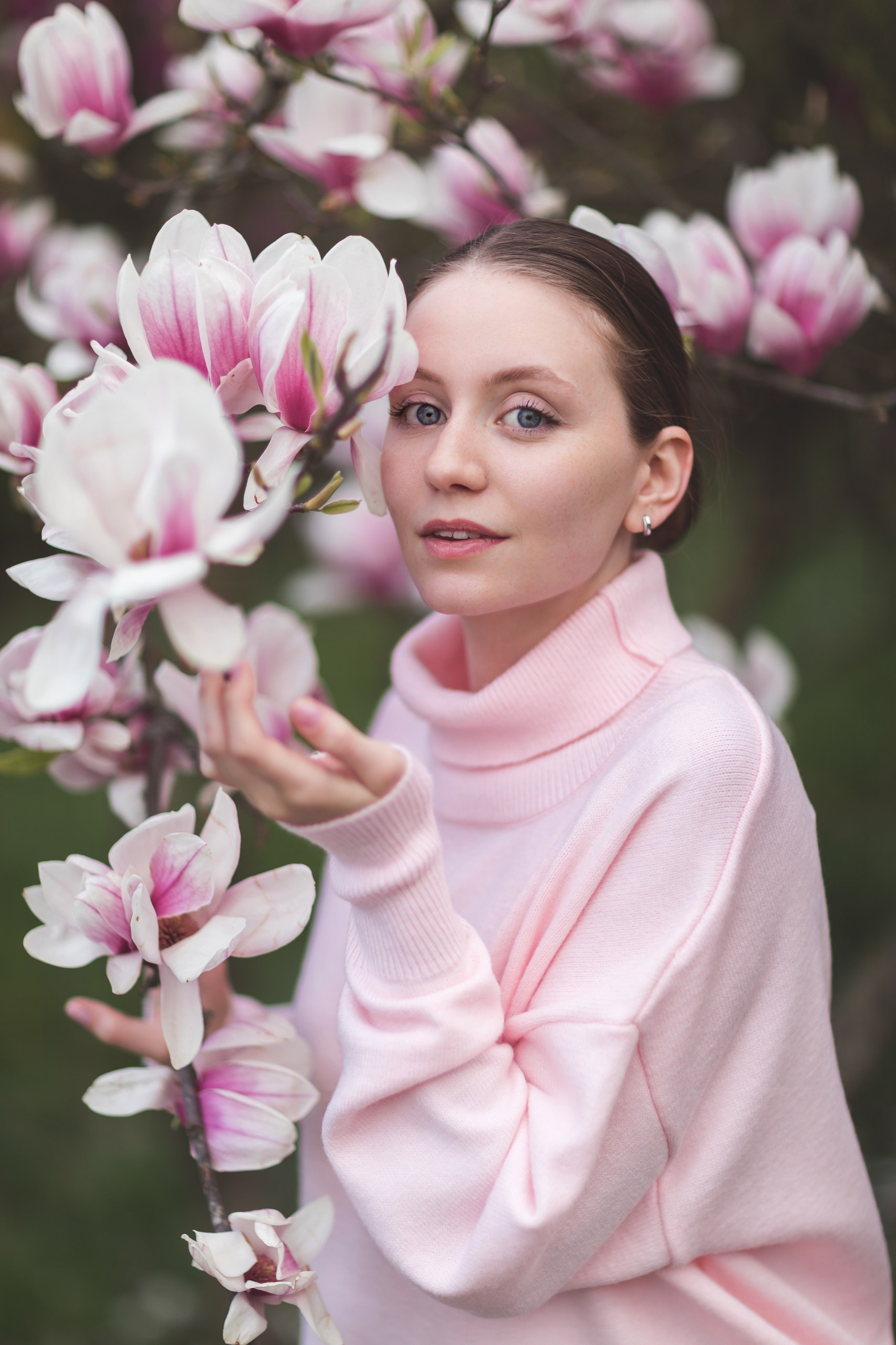 Фотосессия случайной прохожей в магнолии. Семейный и детский фотограф Краснодар Валерия Власенко